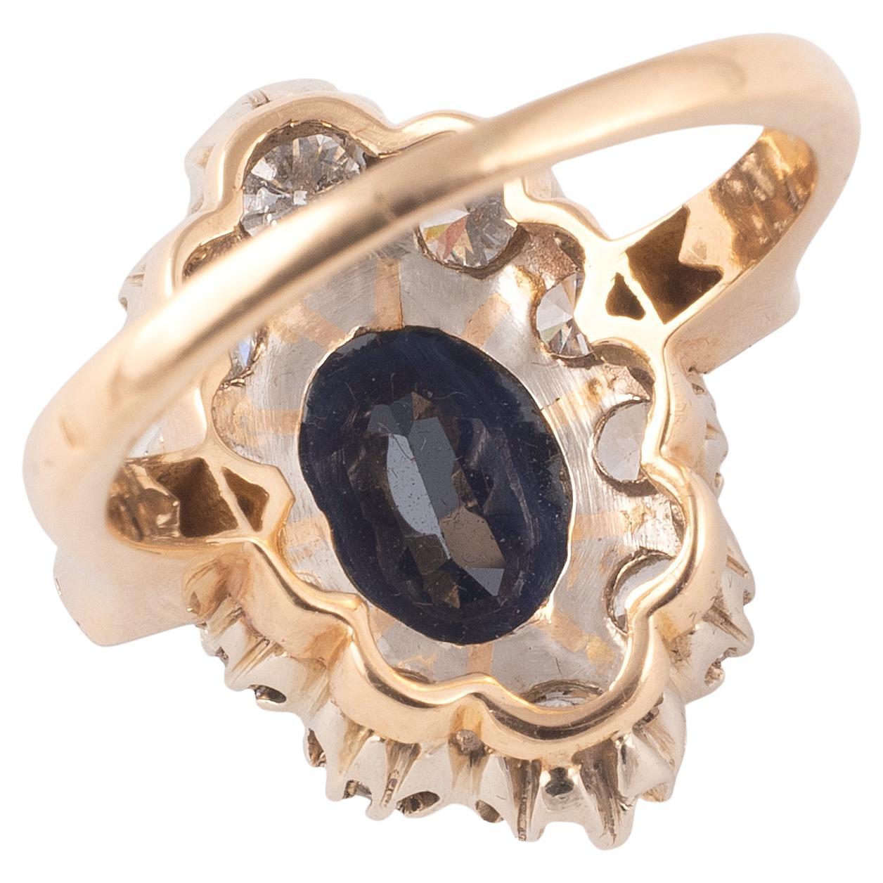 In Gelbgold gefasst mit einem ovalen, facettierten Saphir von ca. 2,05 ct, eingefasst von geschliffenen Diamanten von ca. 3,5 ct.

Größe: 7 1/2

Gewicht: 6,9 g