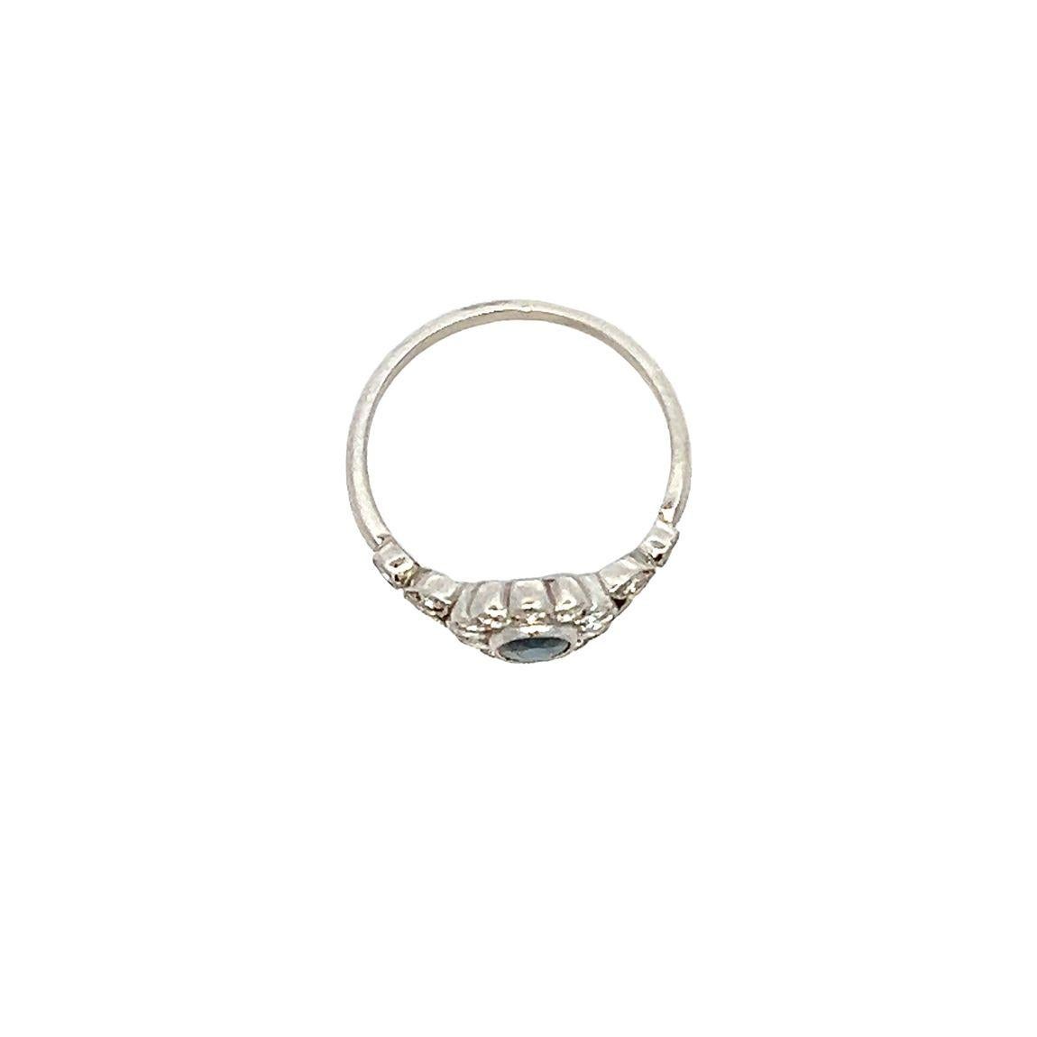 Anello a grappolo con zaffiri e diamanti in stile edoardiano, realizzato a mano in platino

Realizzato in modo squisitamente artigianale, questo anello a grappolo con zaffiri e diamanti di ispirazione edoardiana combina un'eleganza senza tempo con