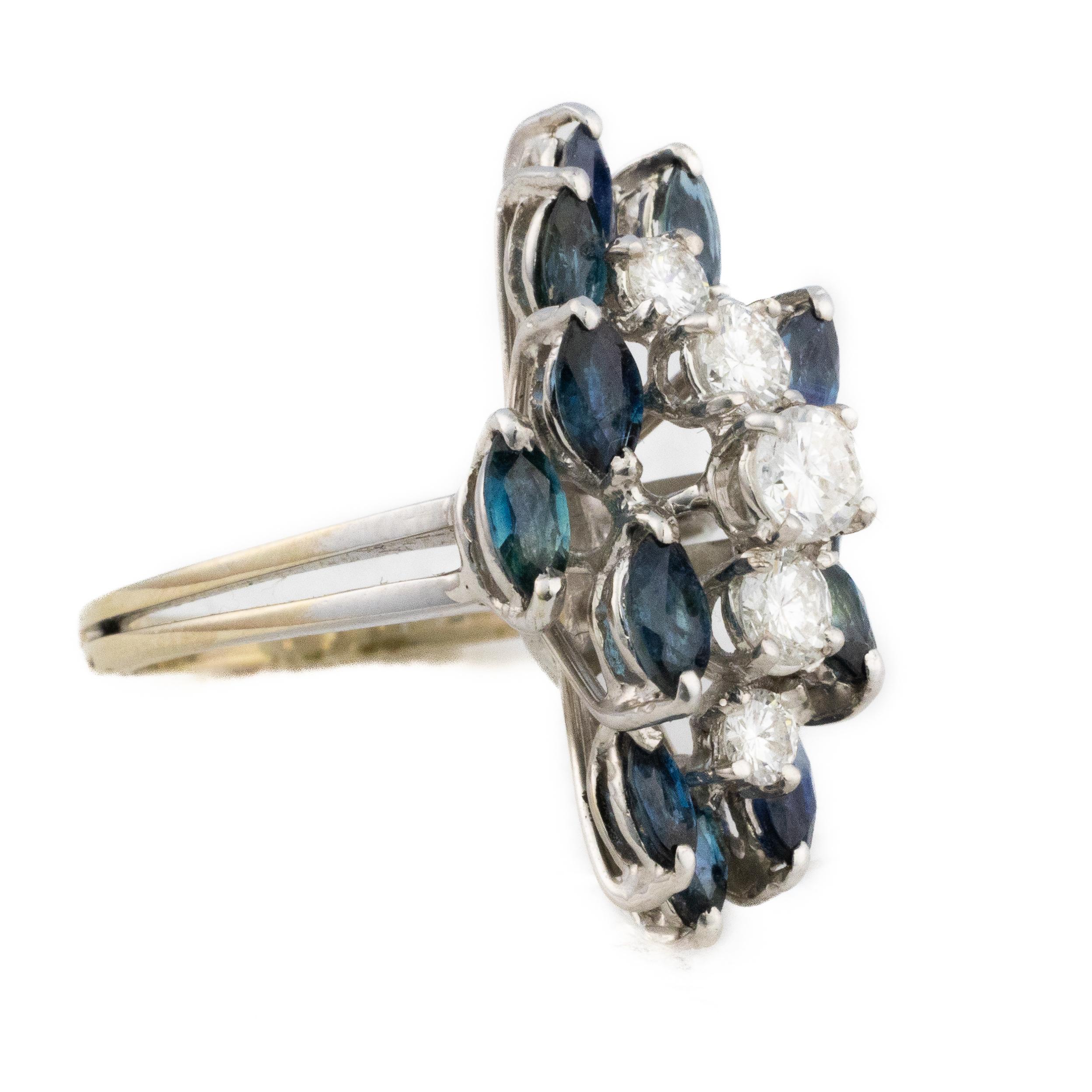 Anello con zaffiro e diamante a grappolo

Descrizione:
Questo elegante anello presenta una disposizione verticale di diamanti tondi taglio brillante incorniciati da zaffiri taglio marquise di un blu intenso e vellutato, il tutto incastonato in oro