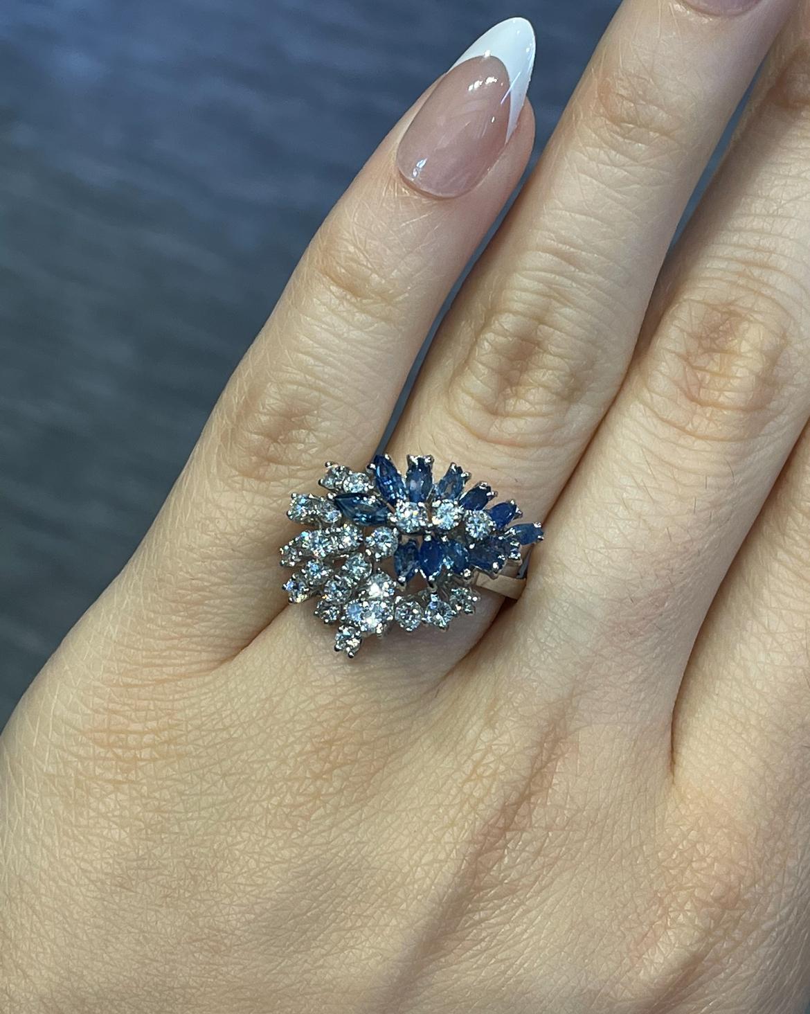 Anello con zaffiro e diamante a grappolo

Un anello a grappolo con 11 zaffiri marquise e 20 diamanti taglio rotondo.

Peso approssimativo dello zaffiro: 1,15 carati
Peso approssimativo dei diamanti: 1,19 carati
Misura dell'anello: