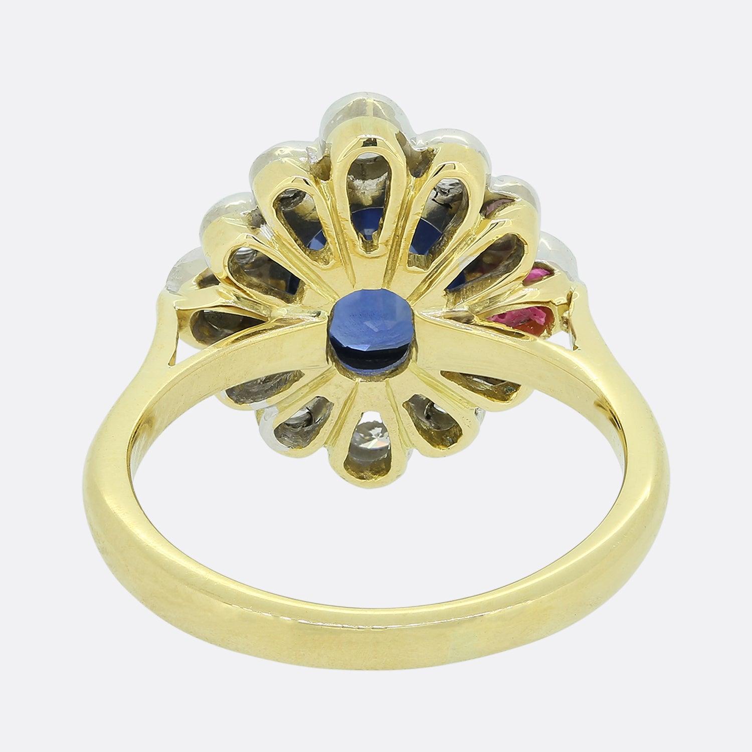Taglio ovale Anello con zaffiro e diamante a grappolo in vendita