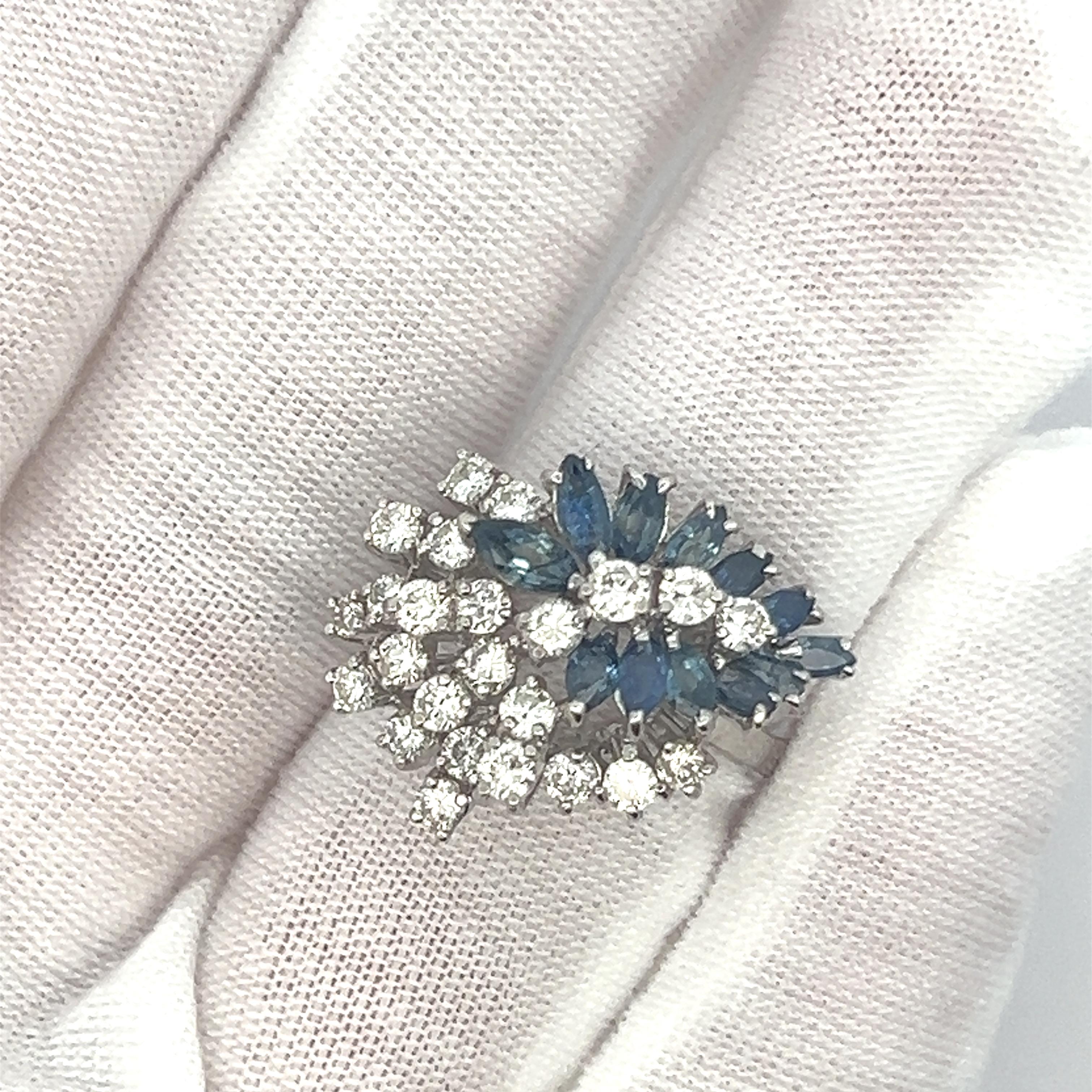Anello con zaffiro e diamante a grappolo In condizioni ottime in vendita a New York, NY