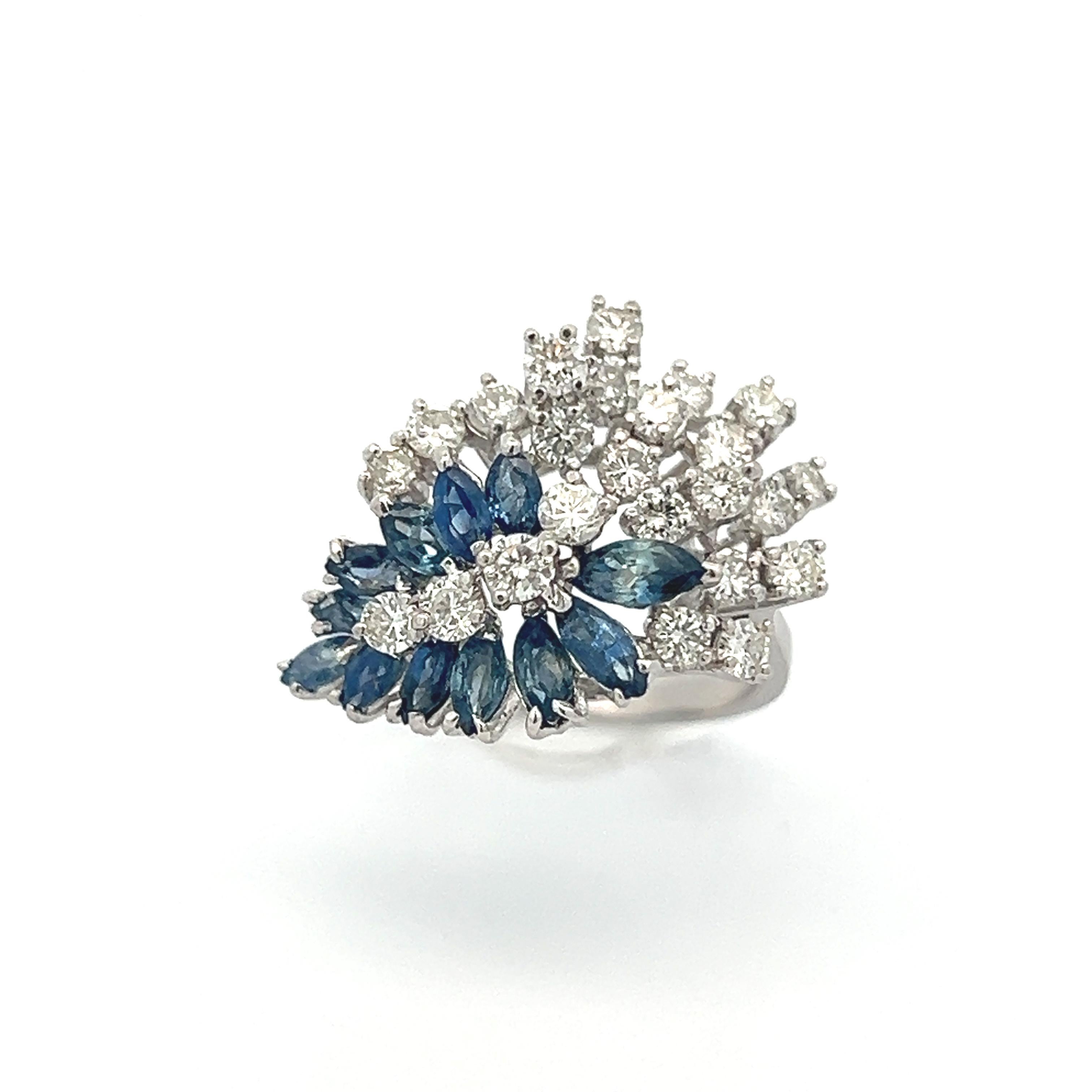 Anello con zaffiro e diamante a grappolo in vendita 1