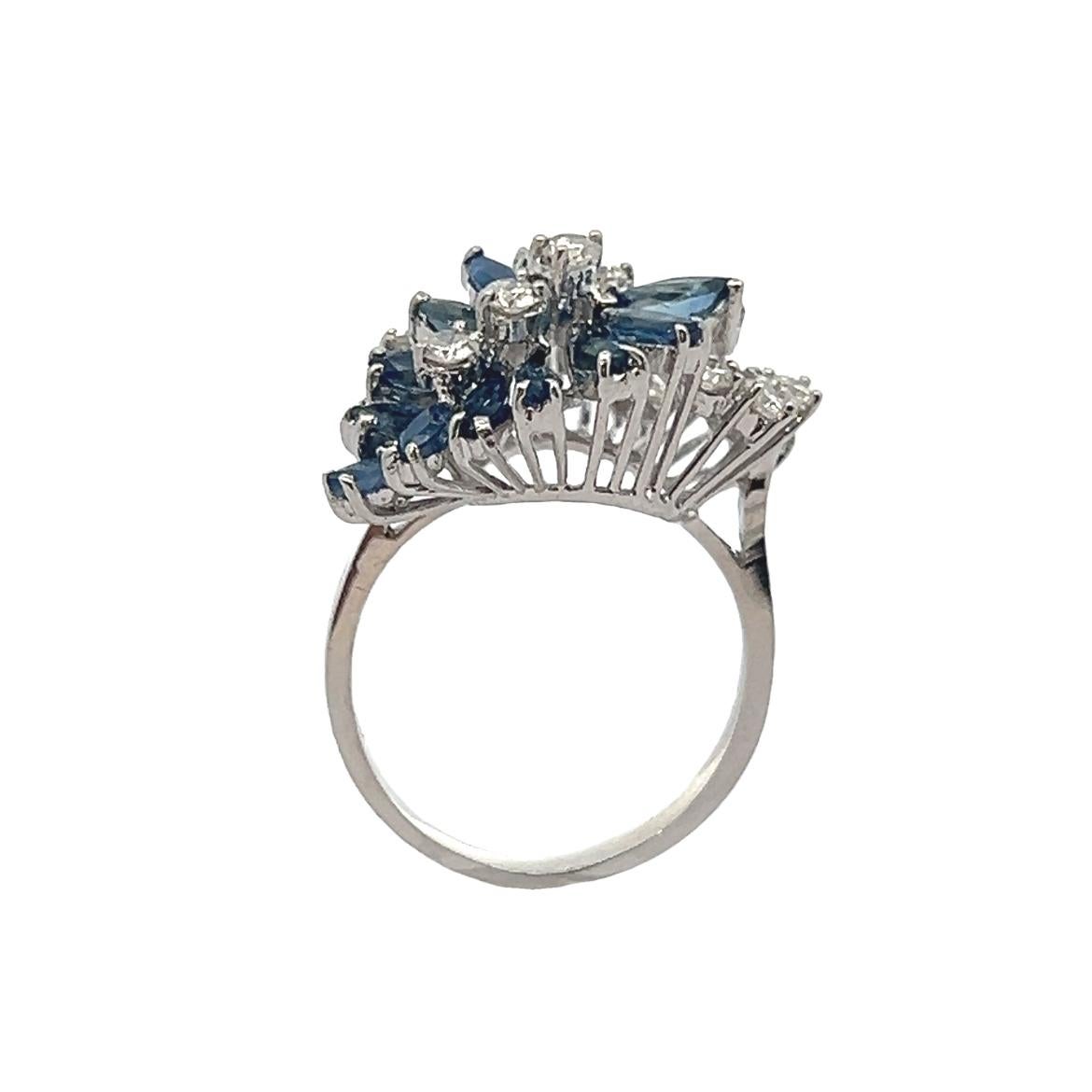 Anello con zaffiro e diamante a grappolo in vendita 2