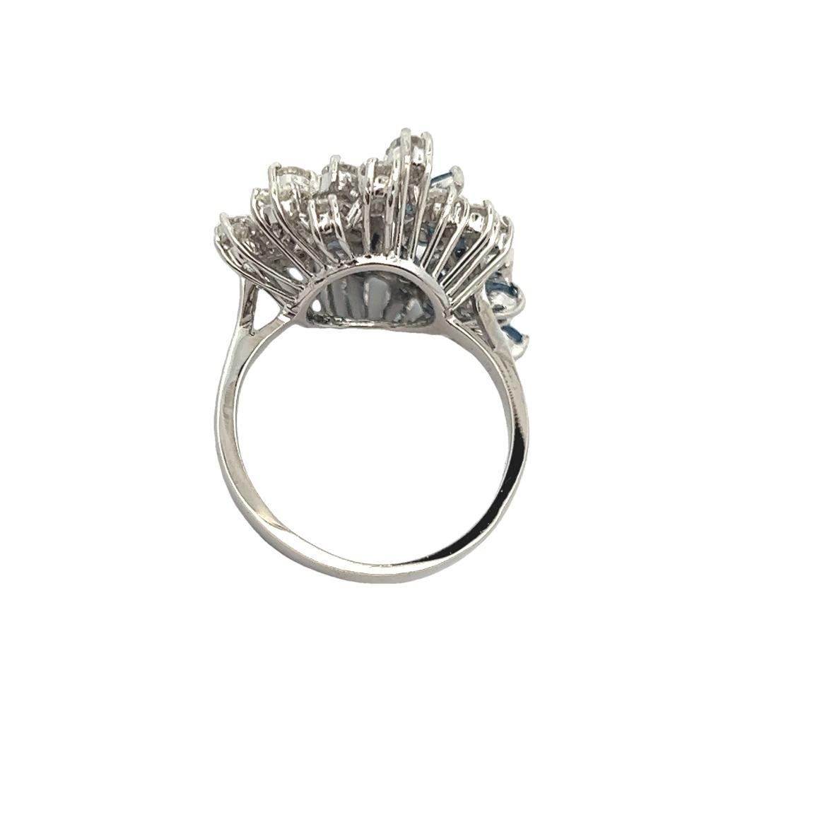 Anello con zaffiro e diamante a grappolo in vendita 3