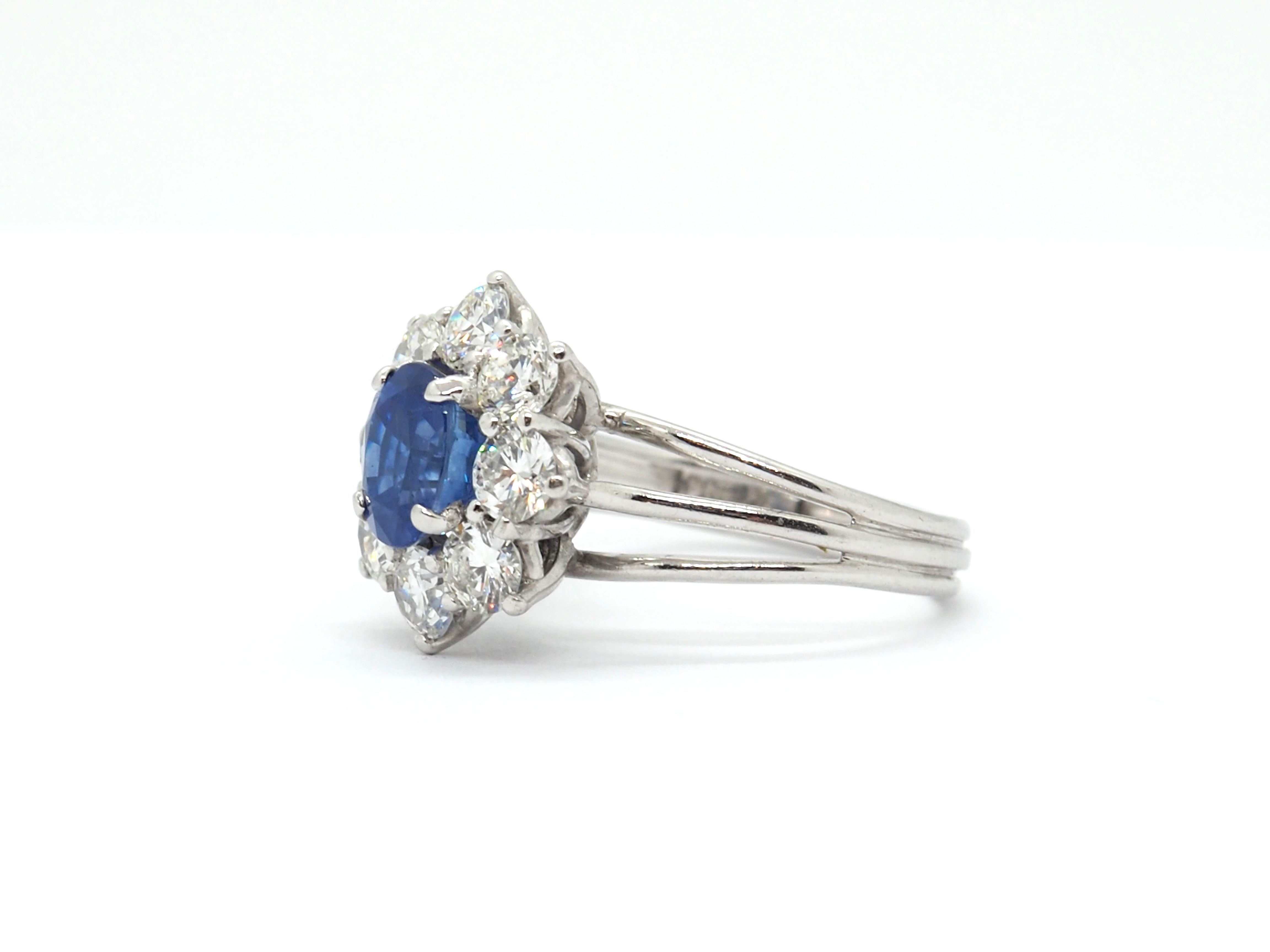 A beautiful halo cluster ring with a vivid blue sapphire. The ring is set to the centre with a 1 carat sapphire, Accentuated by a halo of 8 round cut brilliant diamonds totalling 1.2 carat ( VVS 1 E-F ).

Total weight: 4.7 grams
EU size: 51
US size: