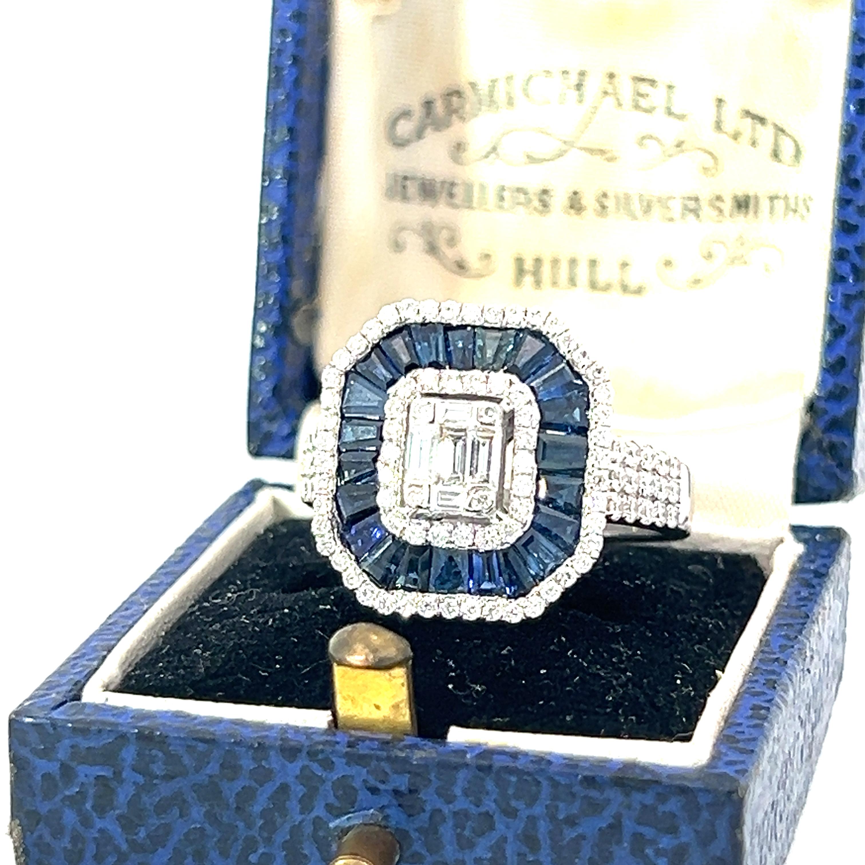 Dieser Cocktailring mit Saphiren und Diamanten wurde fachmännisch für eine Königin angefertigt und besticht durch handgeschliffene Diamanten und lebhafte Saphire im französischen Schliff. Die zentralen Diamanten sind in einer Illusionsfassung