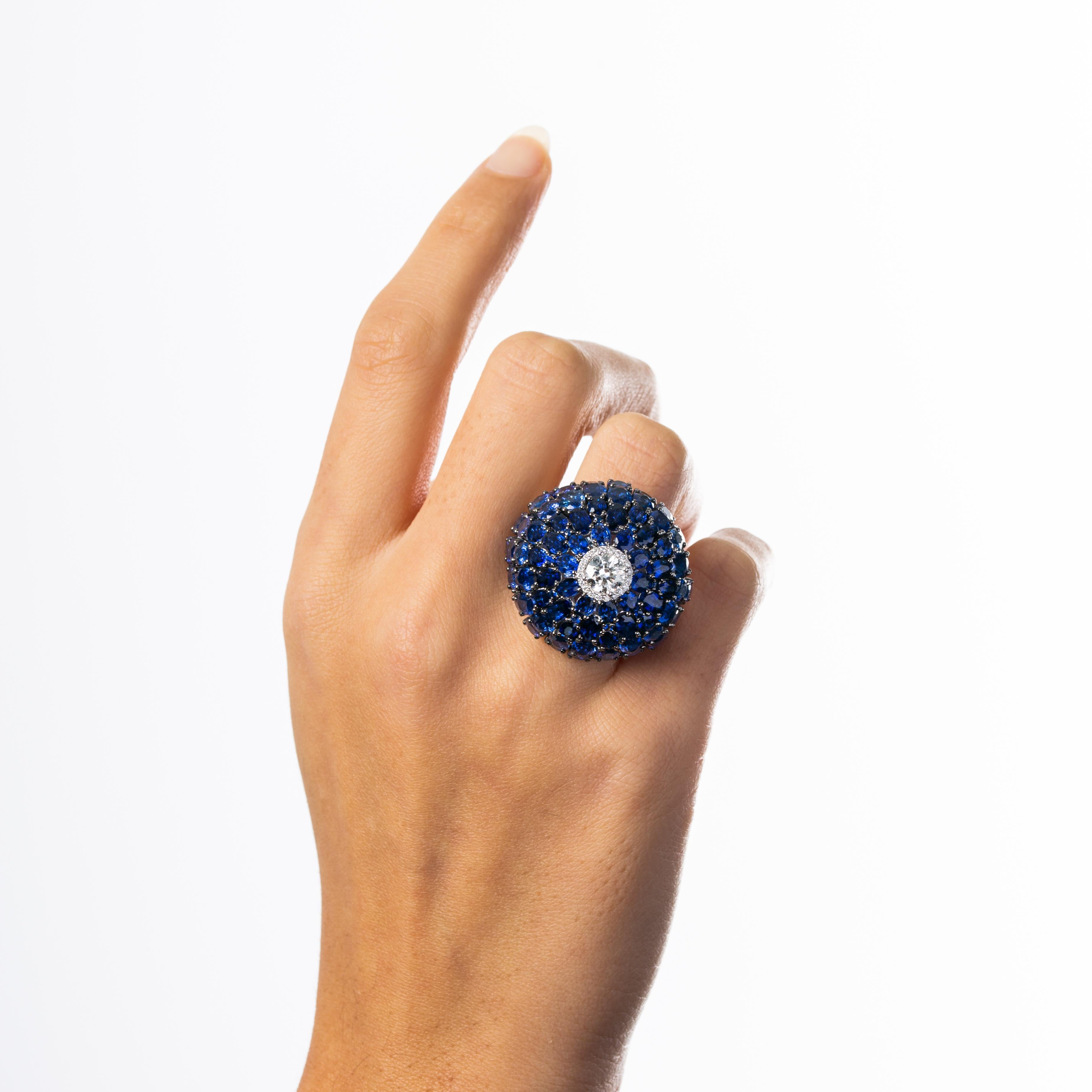 Round cut central Diamond 0.90 carat surrounded by diamonds 0.13 carat and blue Sapphire 29.42 carats on 18k white gold Ring.
Ring size: 7.5 US
Gross weight: 34.23 grams.