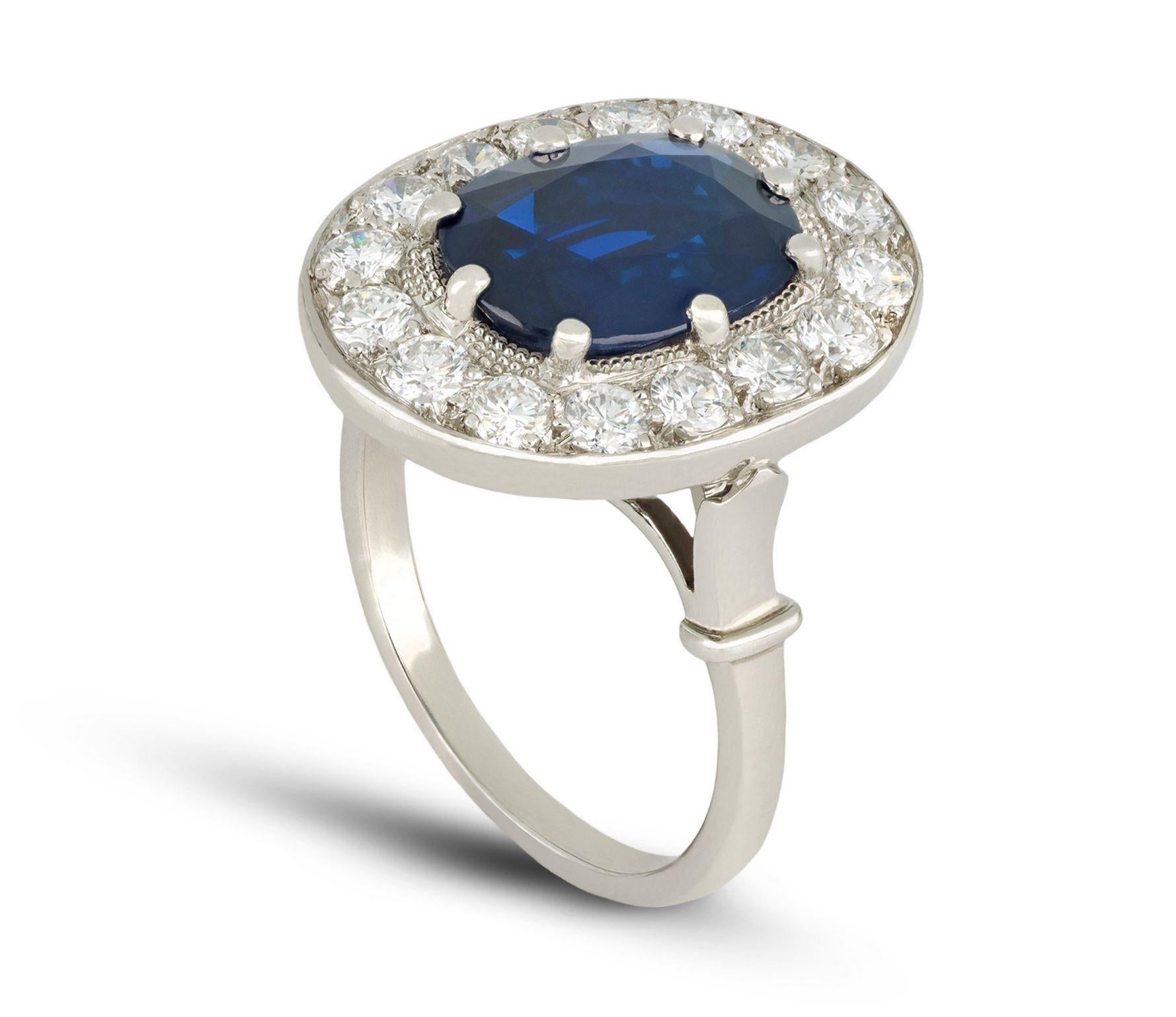Bague à coronet en saphir et diamant. Le centre est serti d'un saphir ovale de taille ancienne, non rehaussé, en serti griffe ouvert, d'un poids approximatif de 3,58 carats, entouré de seize diamants ronds de taille transitionnelle en serti grain