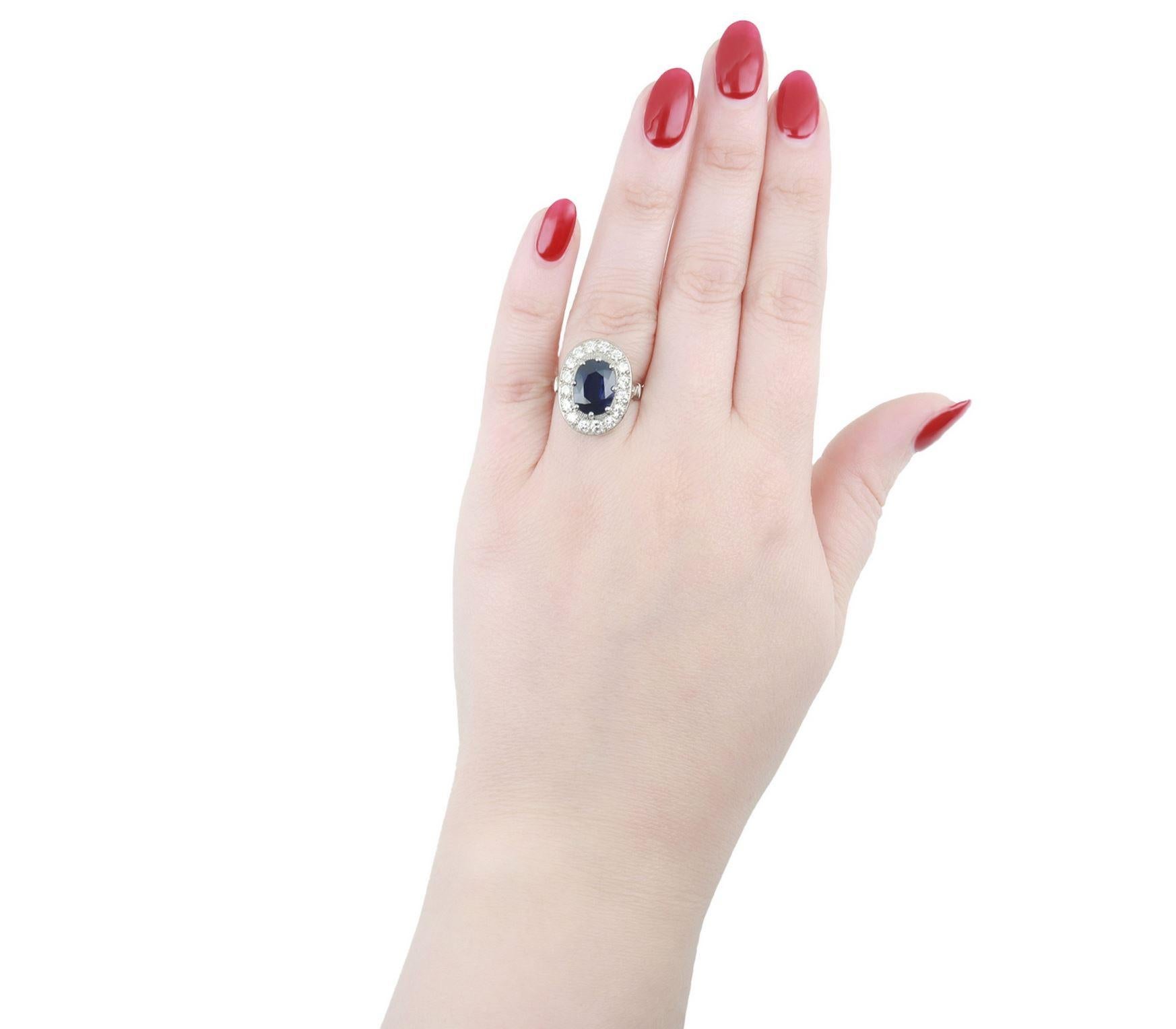 Bague à couronne de saphirs et de diamants, française, vers 1950. Bon état - En vente à London, GB
