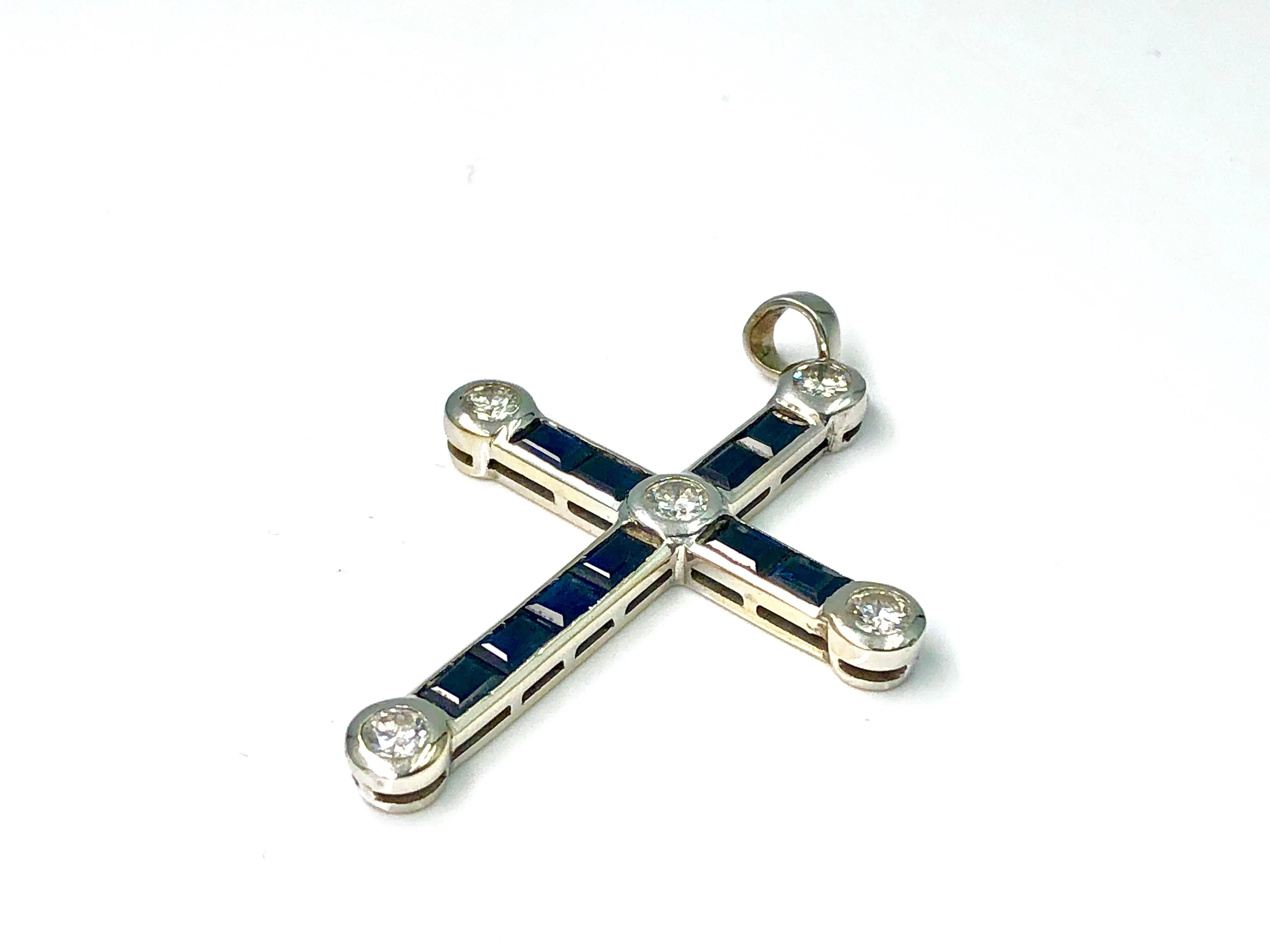 A pendant representing a cross featuring baguette cut sapphires and 5 round diamonds

Natural sapphire (baguette cut), 5 diamonds (1ct ca.)