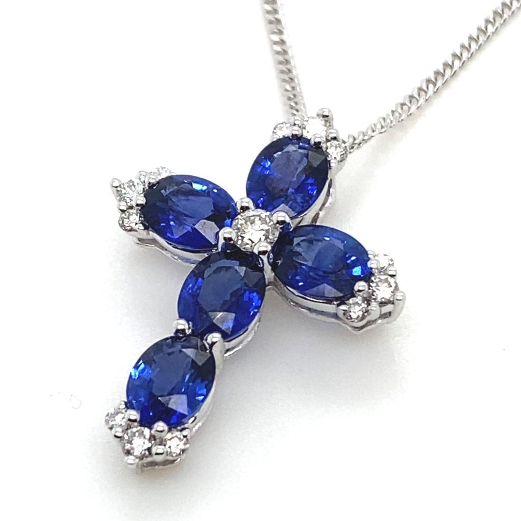 Pendente a croce con zaffiro e diamante in oro bianco 18 carati.

La croce è composta da 5 zaffiri taglio ovale incastonati di colore blu reale per un totale di 0,48 carati intervallati da un diamante incastonato al centro e da terminazioni che