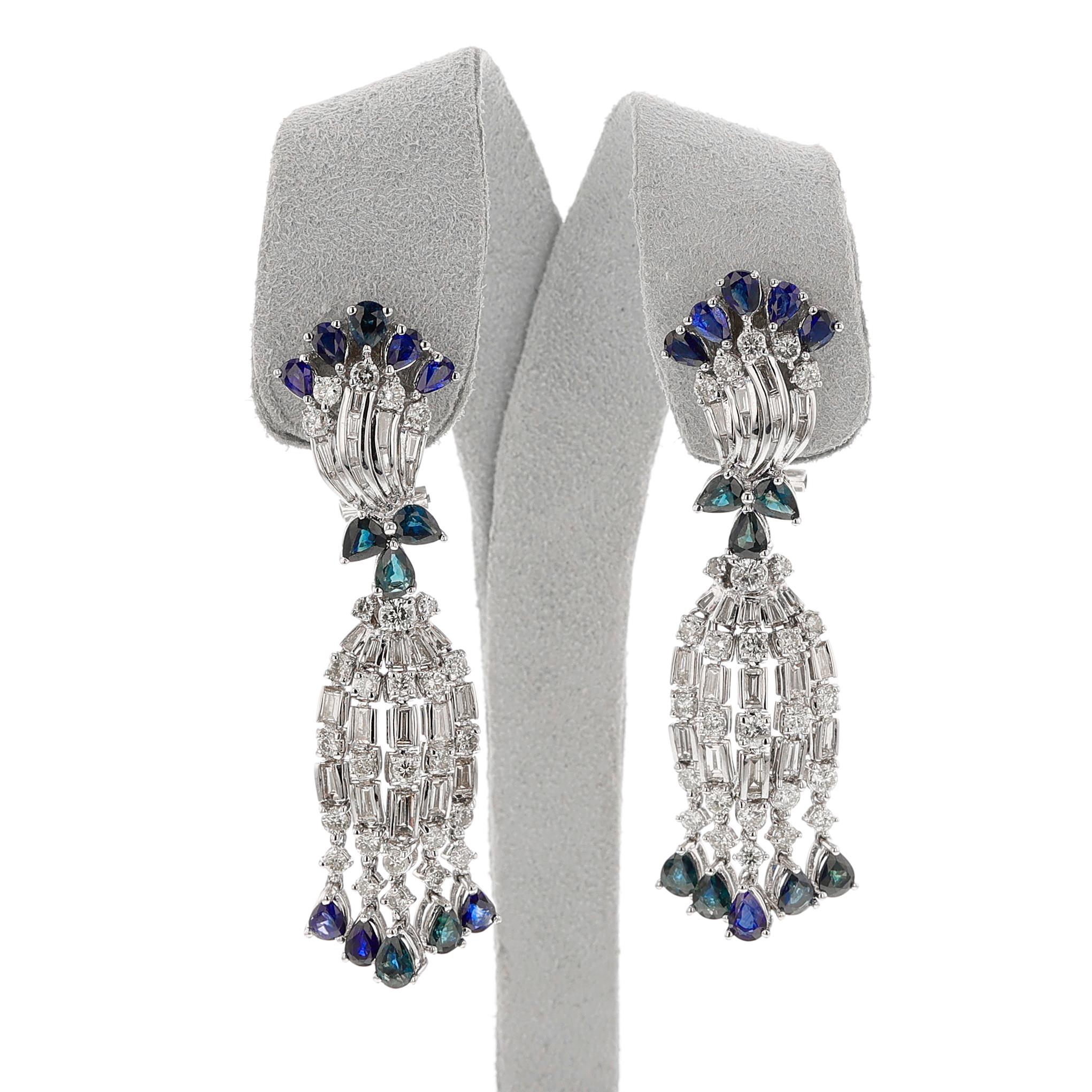 Un par de pendientes colgantes de zafiro y diamantes realizados en oro blanco de 18 quilates. El peso total del pendiente es de 26,58 gramos. La longitud es de 5 cm. El peso del diamante es de aprox. 9,5 quilates, F-VS.