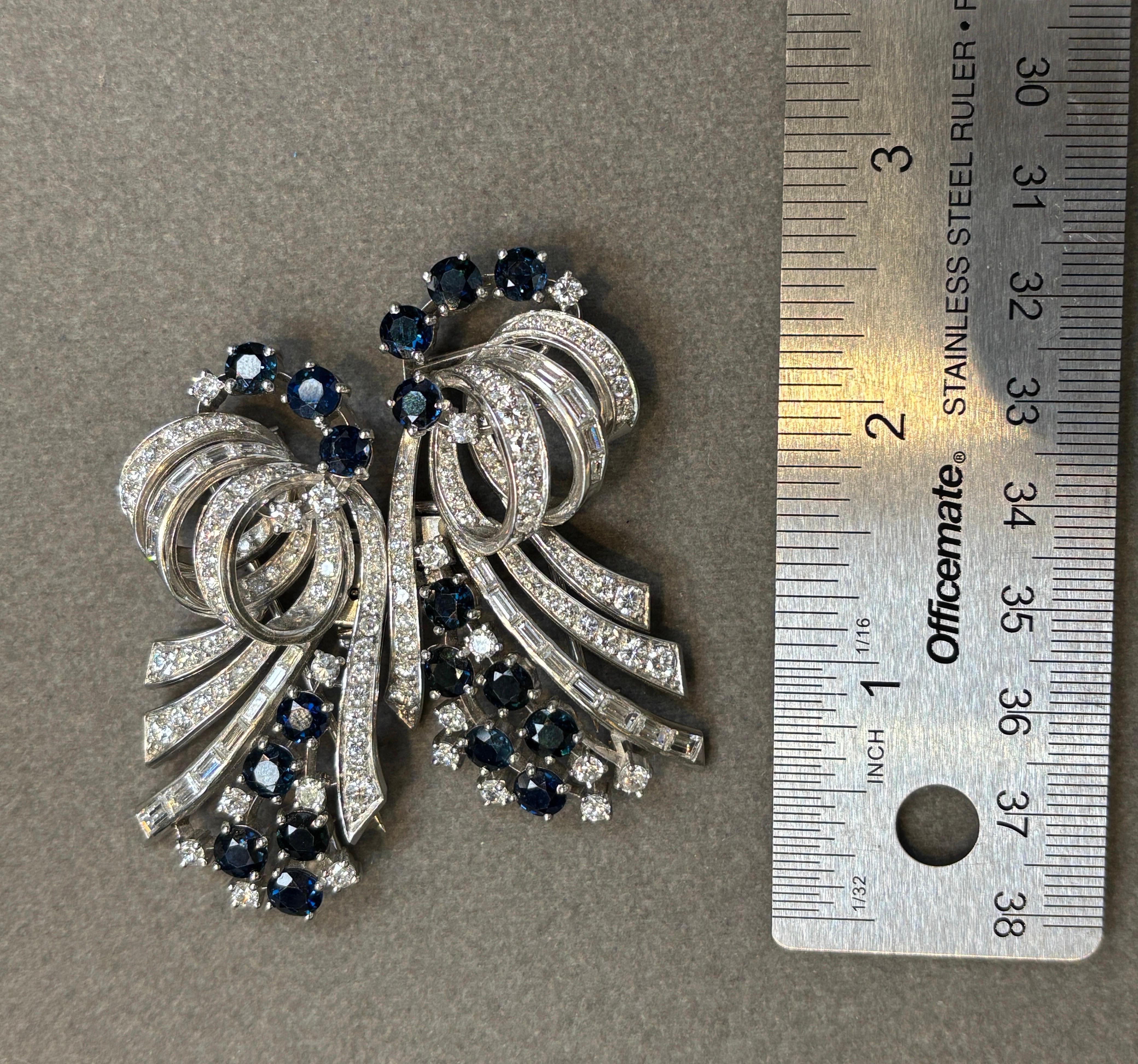 Broche à double clip en saphir et diamant

Broche à double clip sertie de diamants ronds et baguettes et de 9 saphirs ronds. 

Poids approximatif des diamants : 6.75 carats 
Poids approximatif des saphirs : 9.00 carats
Hauteur approximative : 2,25