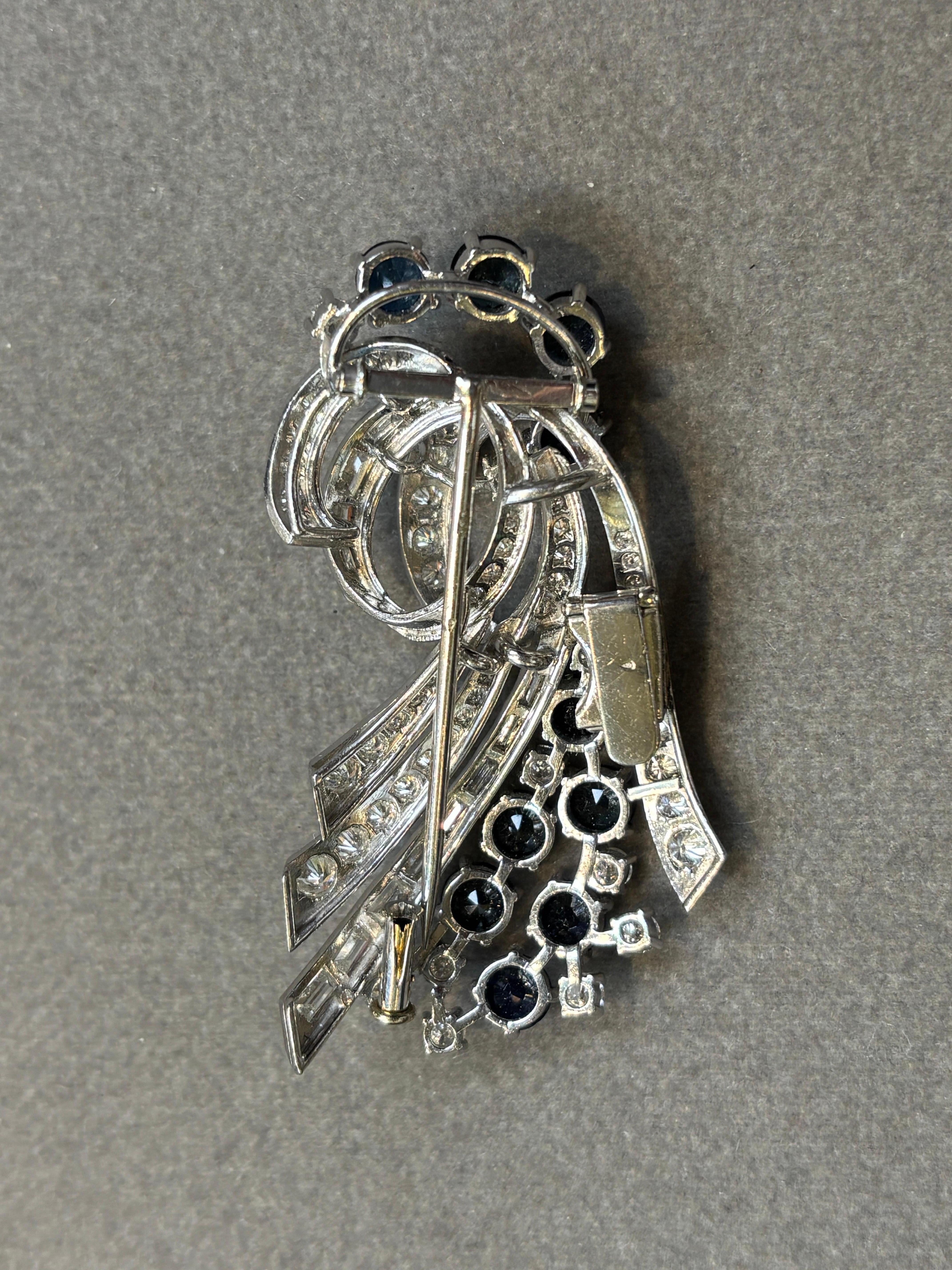 Taille mixte Broche à double clip en saphir et diamant en vente