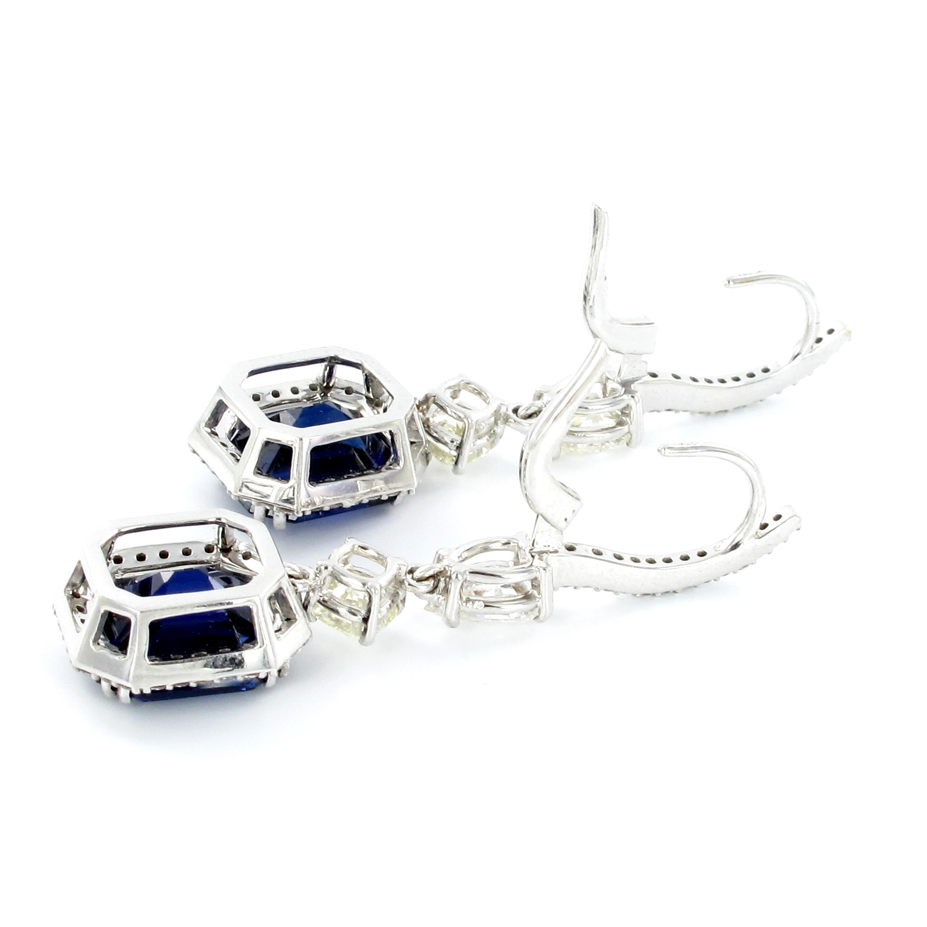 Contemporain Pendants d'oreilles en or blanc avec saphirs et diamants en vente