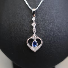 Pendentif en goutte en or blanc 18 carats avec saphir et diamants