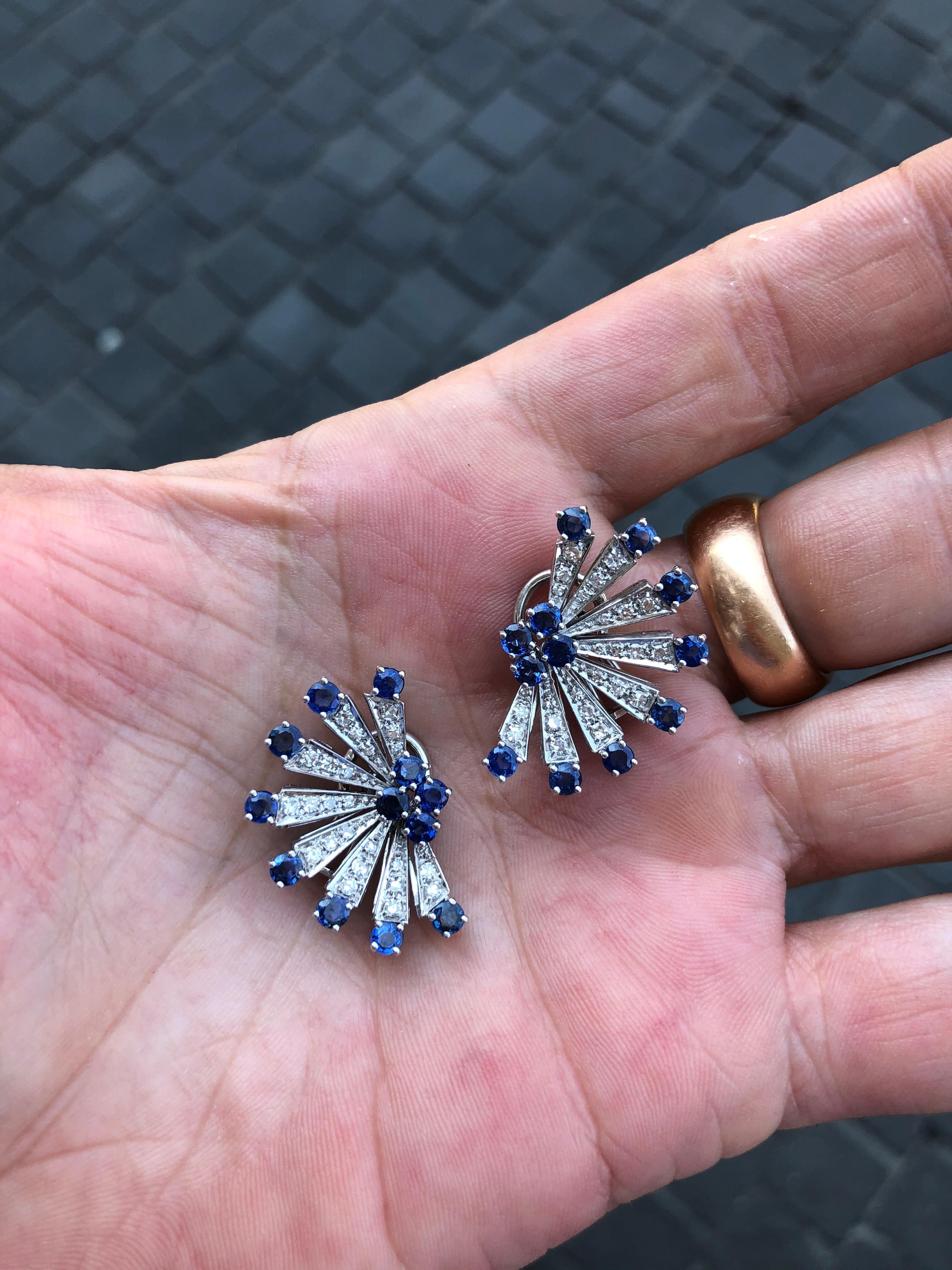 Boucles d'oreilles en or blanc 18 carats avec saphirs et diamants en vente 4