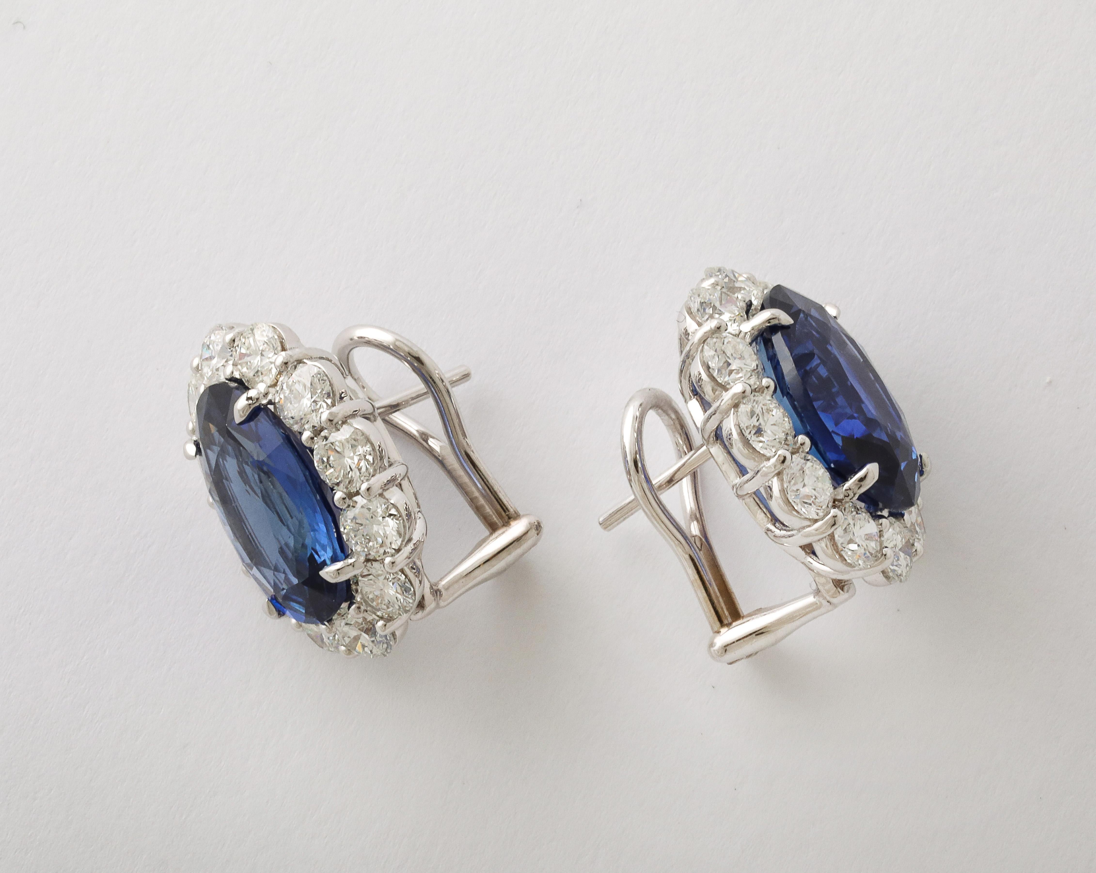 Taille ovale Boucles d'oreilles saphir et diamant en vente