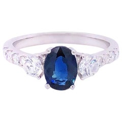 Anillo de compromiso de zafiro y diamantes en oro blanco de 14 quilates