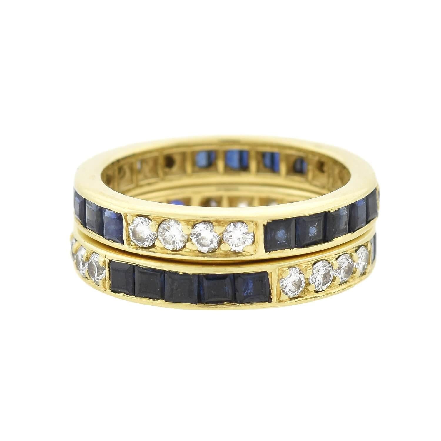 ¡Un precioso par de eternity bands contemporáneas! Hechas a mano en vibrante oro amarillo de 18 quilates, las dos bandas presentan un total de 3,00 ctw de zafiros naturales de talla cuadrada. Las exuberantes piedras azules se complementan con un