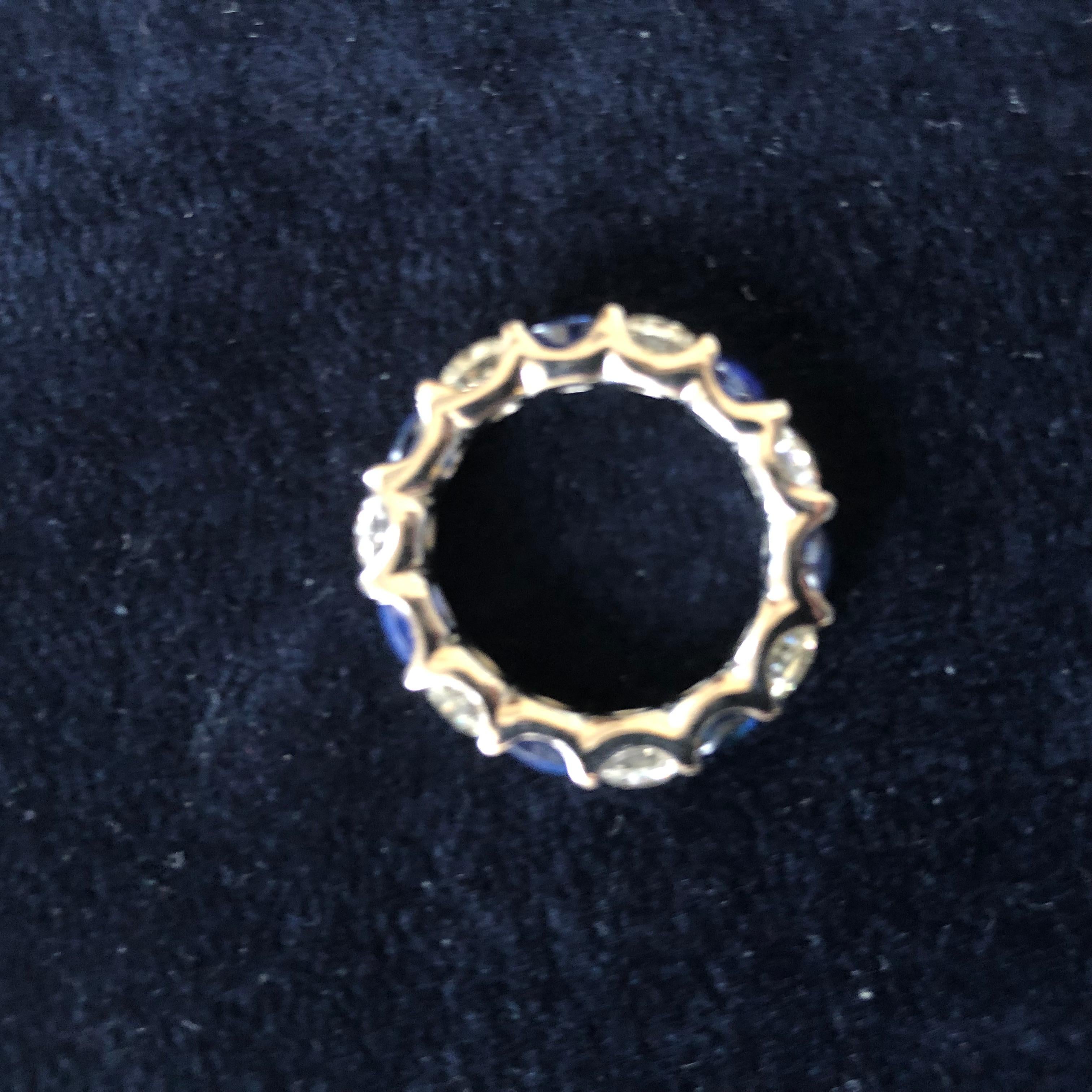 Taille ronde Bague d'éternité en platine avec saphirs et diamants en vente