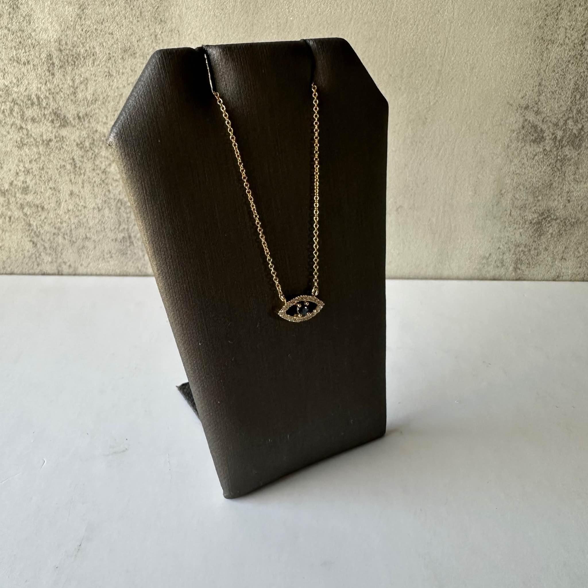 Diese Halskette mit Saphir und Diamant aus wunderschönem 10-karätigem Gelbgold ist sowohl stilvoll als auch symbolträchtig. Diese Halskette mit 0,10 Karat Gesamtgewicht (ctw) aus natürlichen Diamanten im Einzelschliff der Farbe GH und der Reinheit