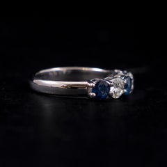 Anello di fidanzamento a cinque pietre in oro bianco 18 carati con zaffiro e diamante, impilabile