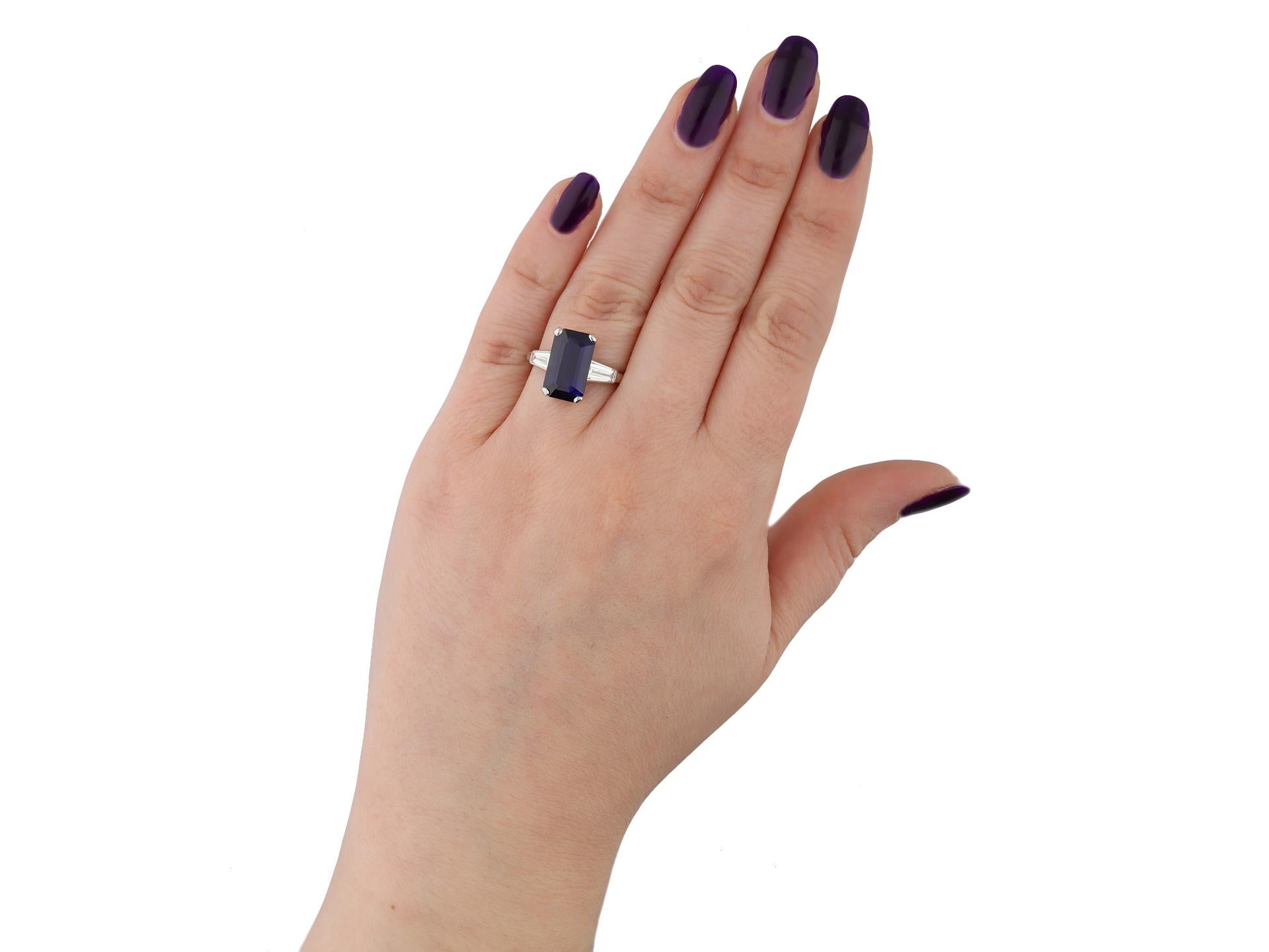Sapphire and Diamond Flanked Solitaire Ring, English In Good Condition For Sale In London, GB