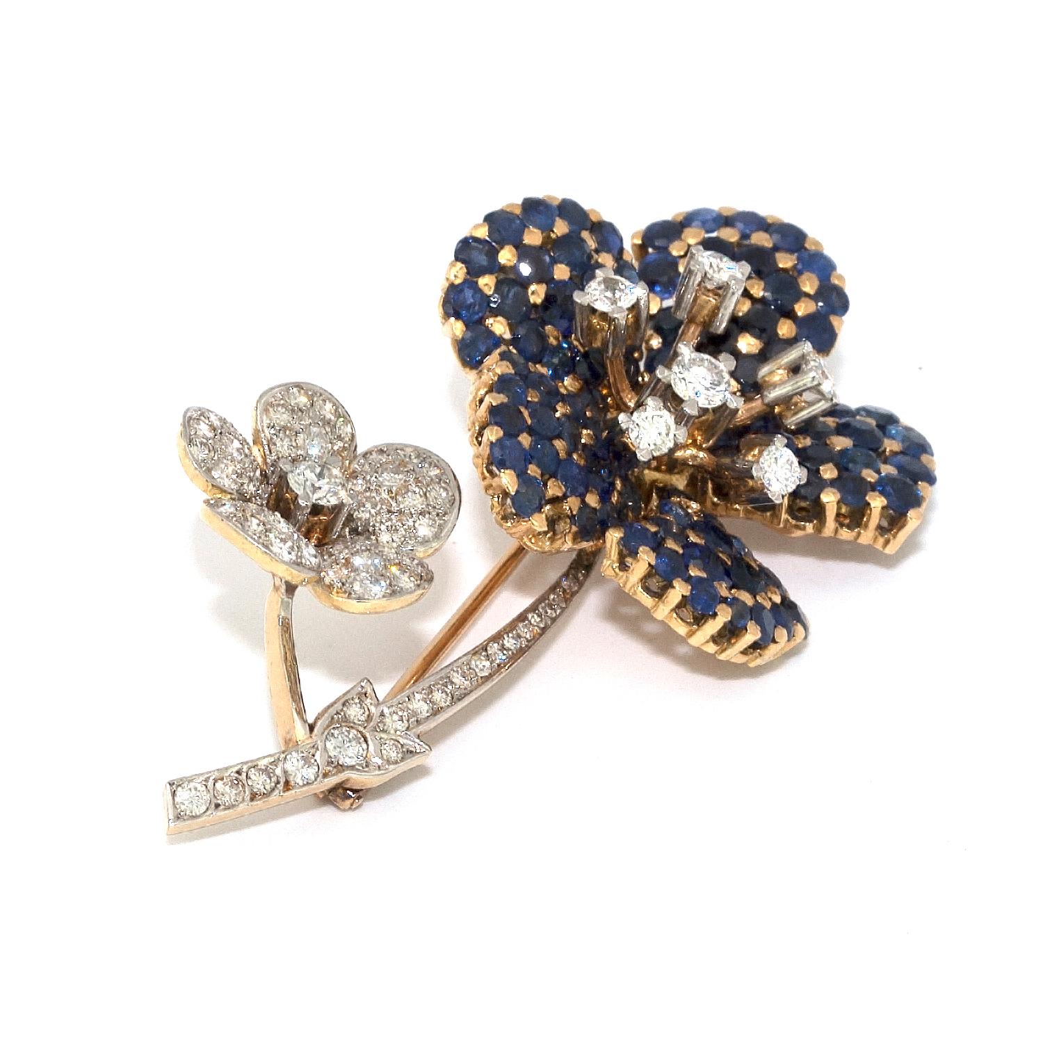 Sapphire and Diamond Floral 18 Karat  Gold Brooch (Rundschliff) im Angebot