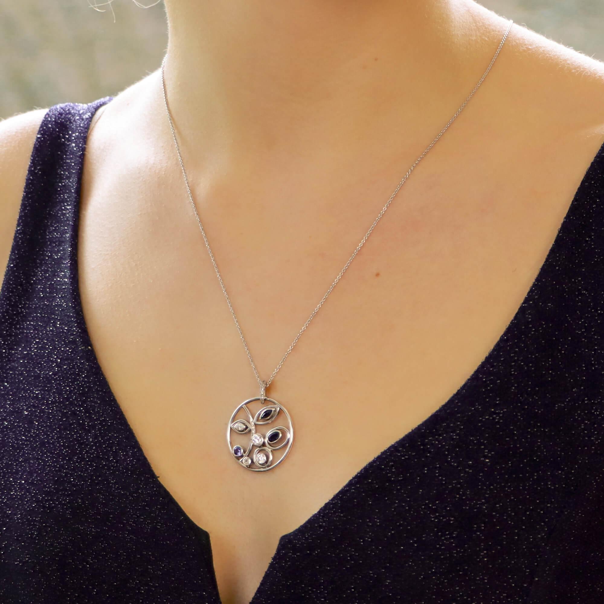 Moderne Pendentif floral en or blanc 18 carats serti de saphirs et de diamants en vente