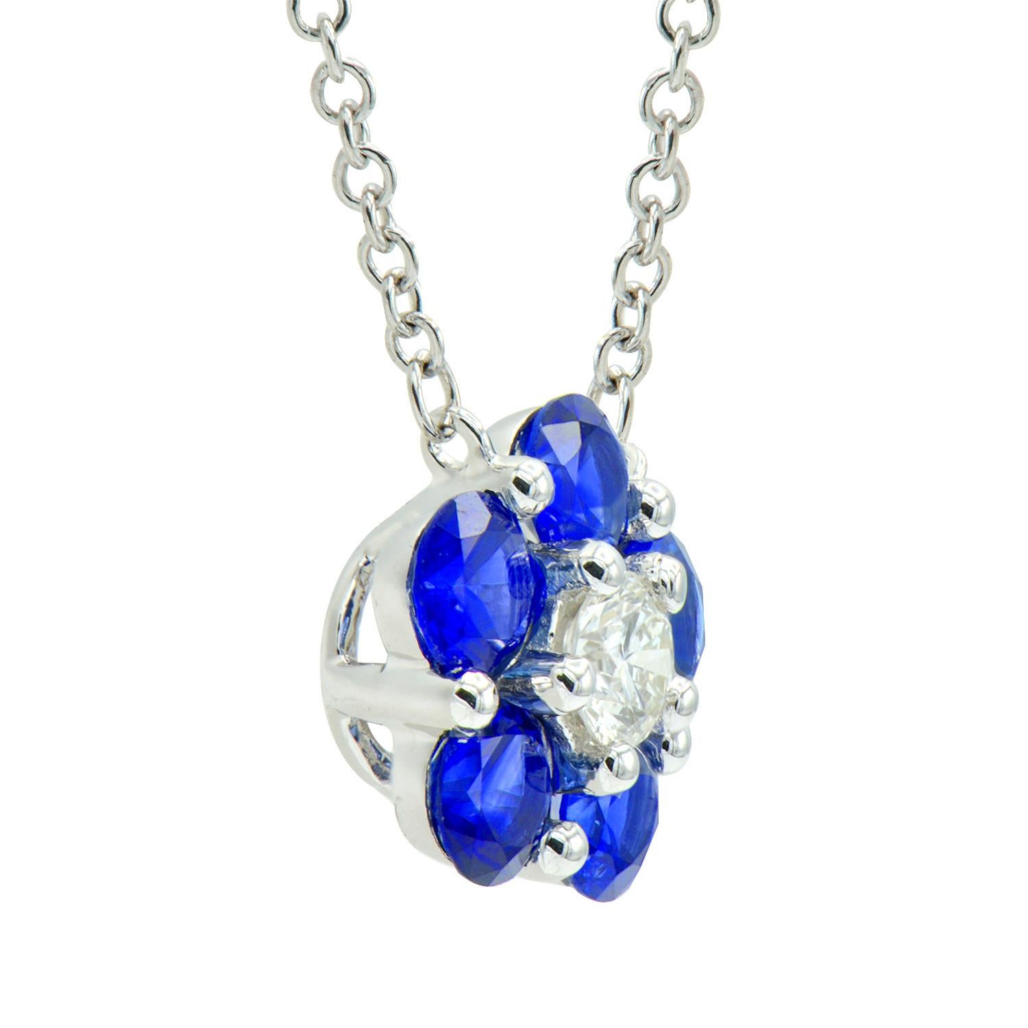 Questa splendida collana contiene 5 bellissimi zaffiri tondi blu come petali del fiore che circondano un diamante da 0,13 carati al centro. Gli zaffiri ammontano a 0,93 carati. Sono incastonati in 0,9 grammi di oro bianco 18 carati e hanno una