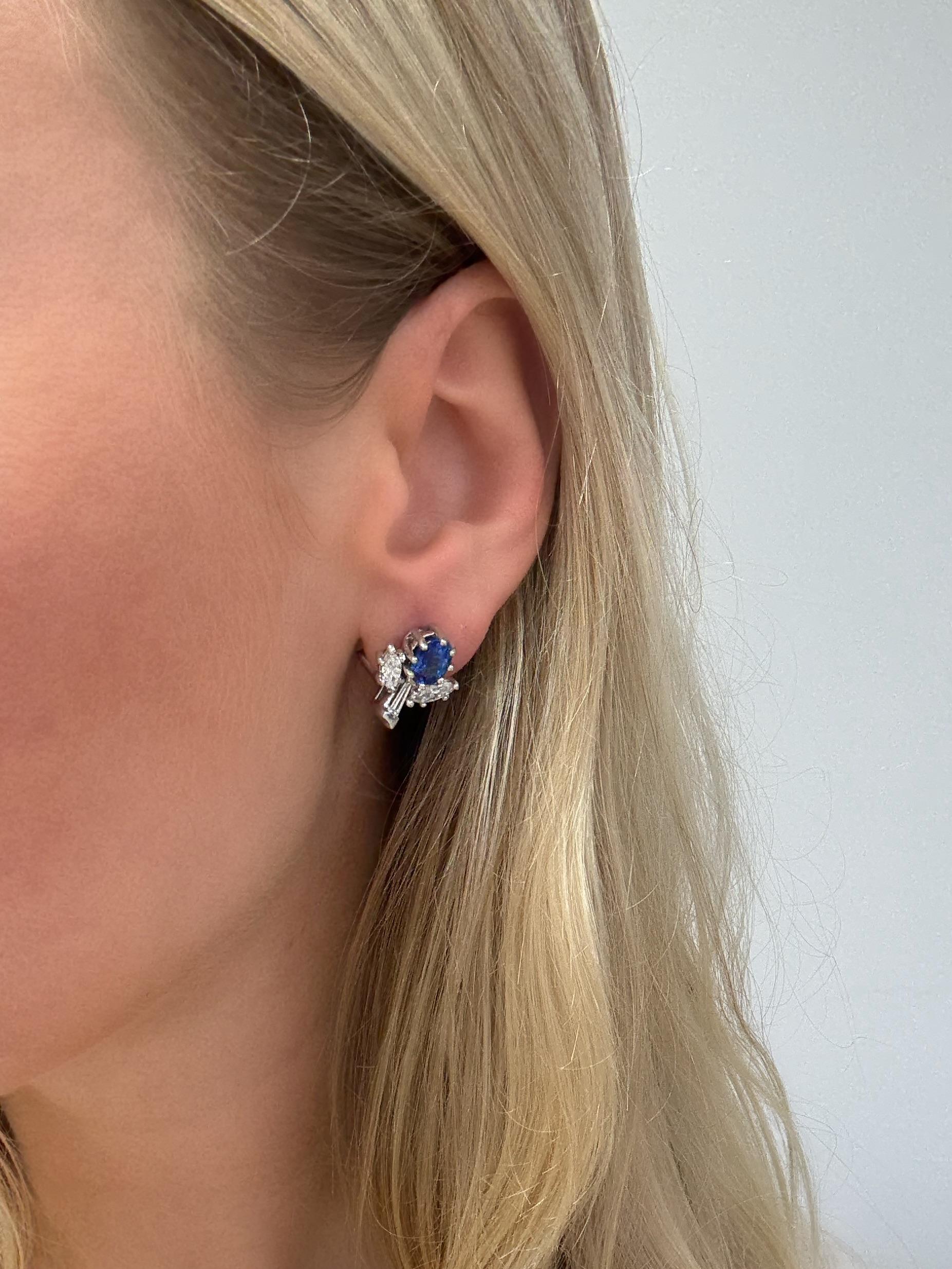 Sapphire and Diamond Flower Earrings In condizioni ottime in vendita a Chicago, IL