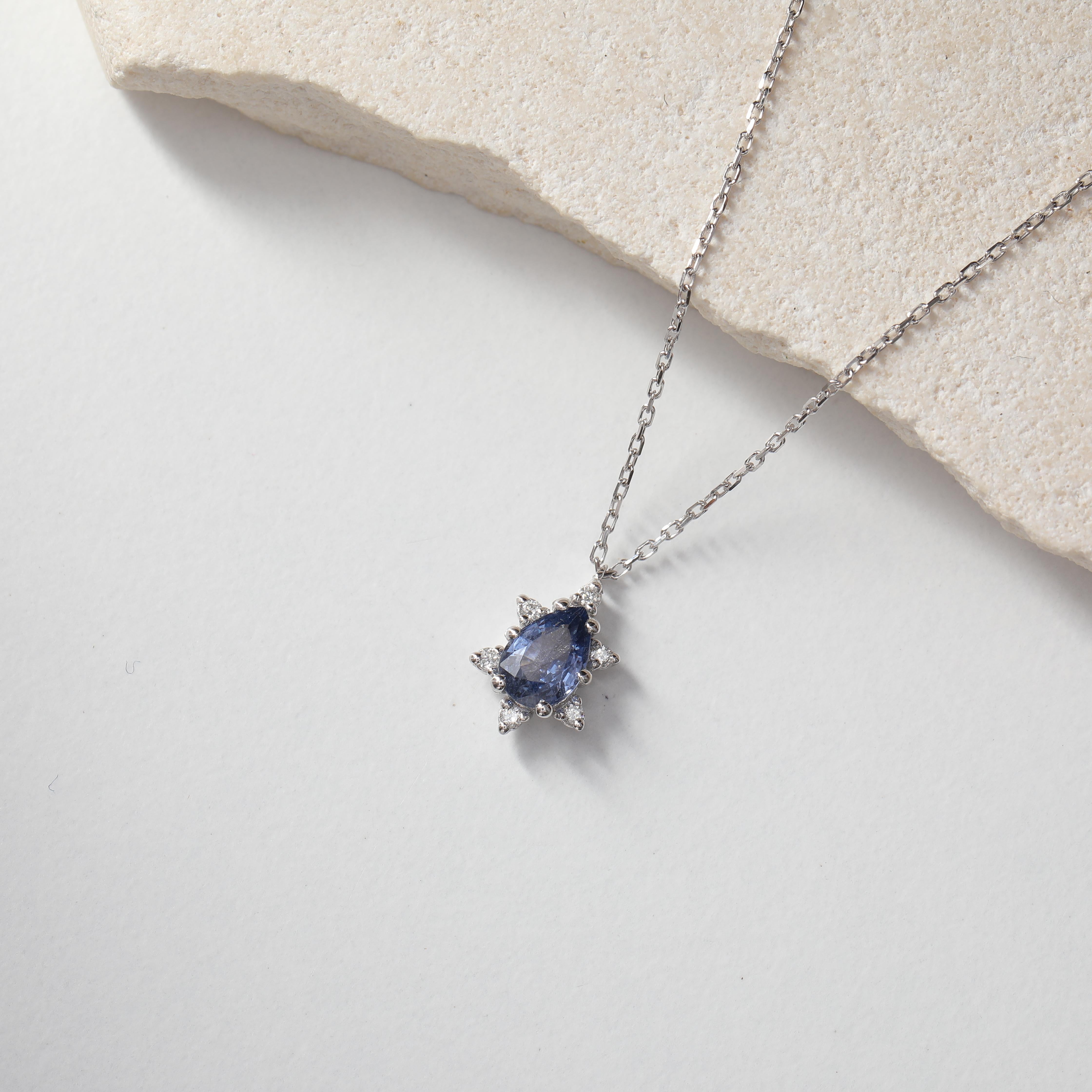 Taille poire Collier fleur en saphir et diamant en vente