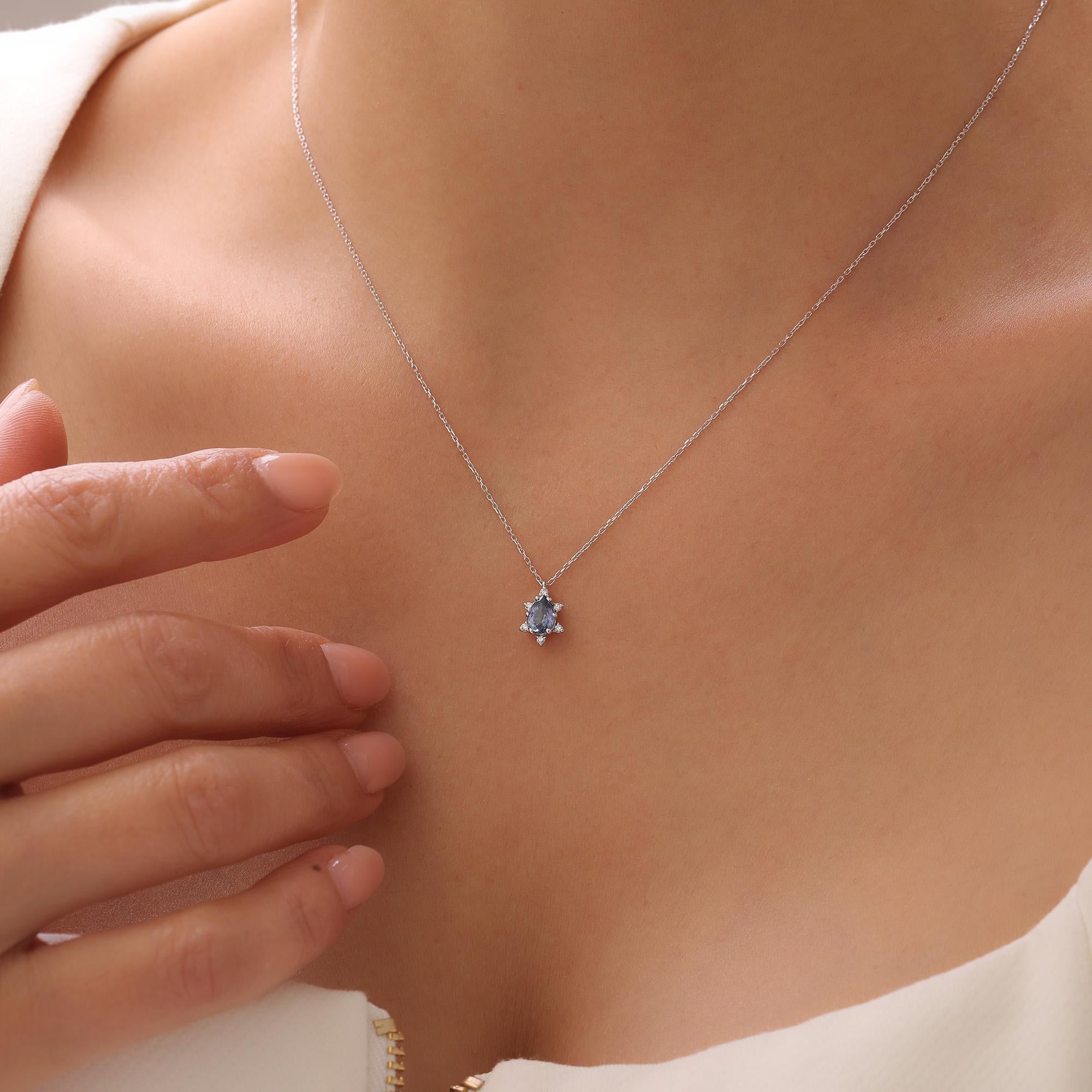 Collier fleur en saphir et diamant Pour femmes en vente