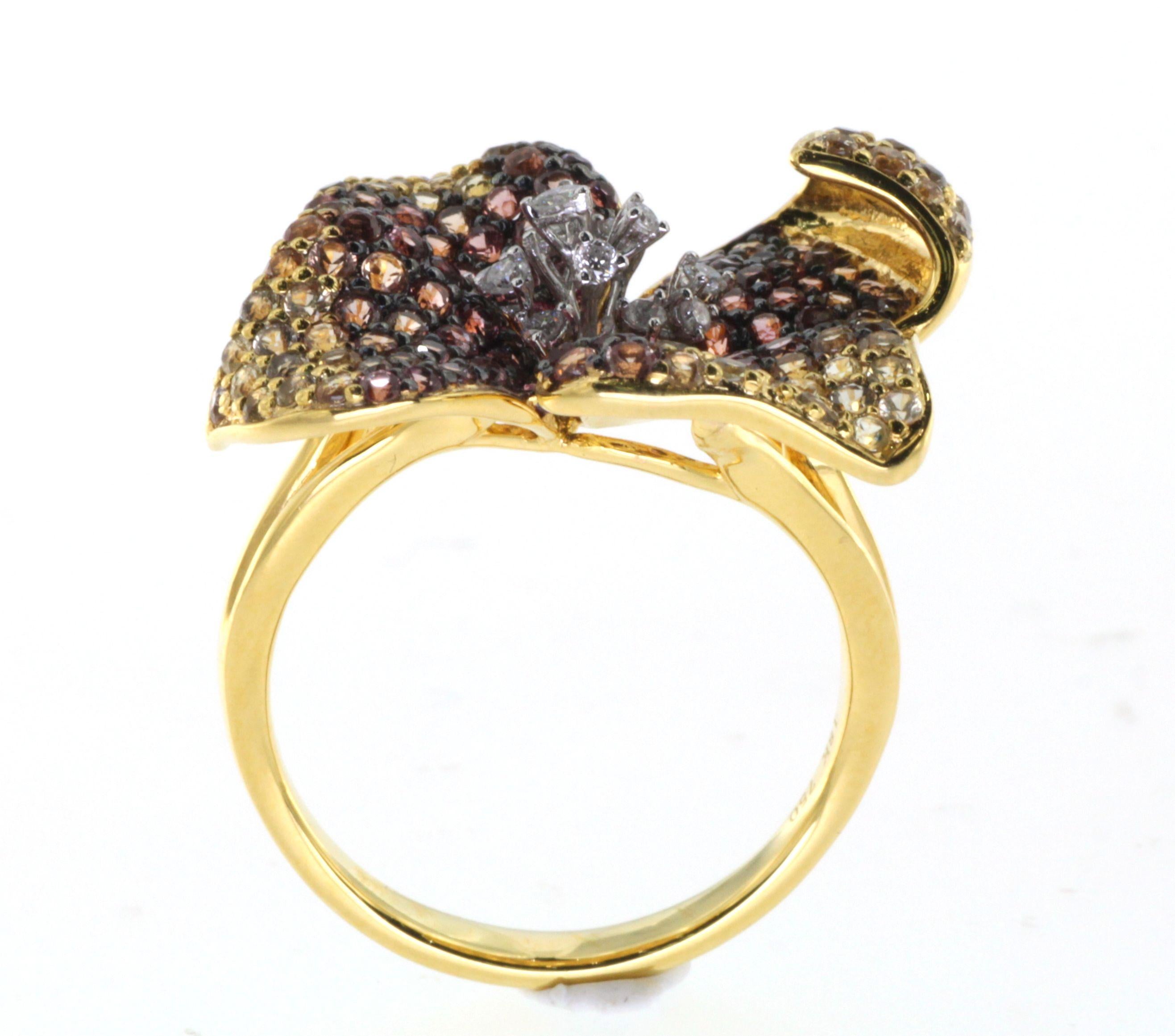 Sapphire and Diamond Flower Ring in 18K Yellow Gold In New Condition In Hong Kong, HK