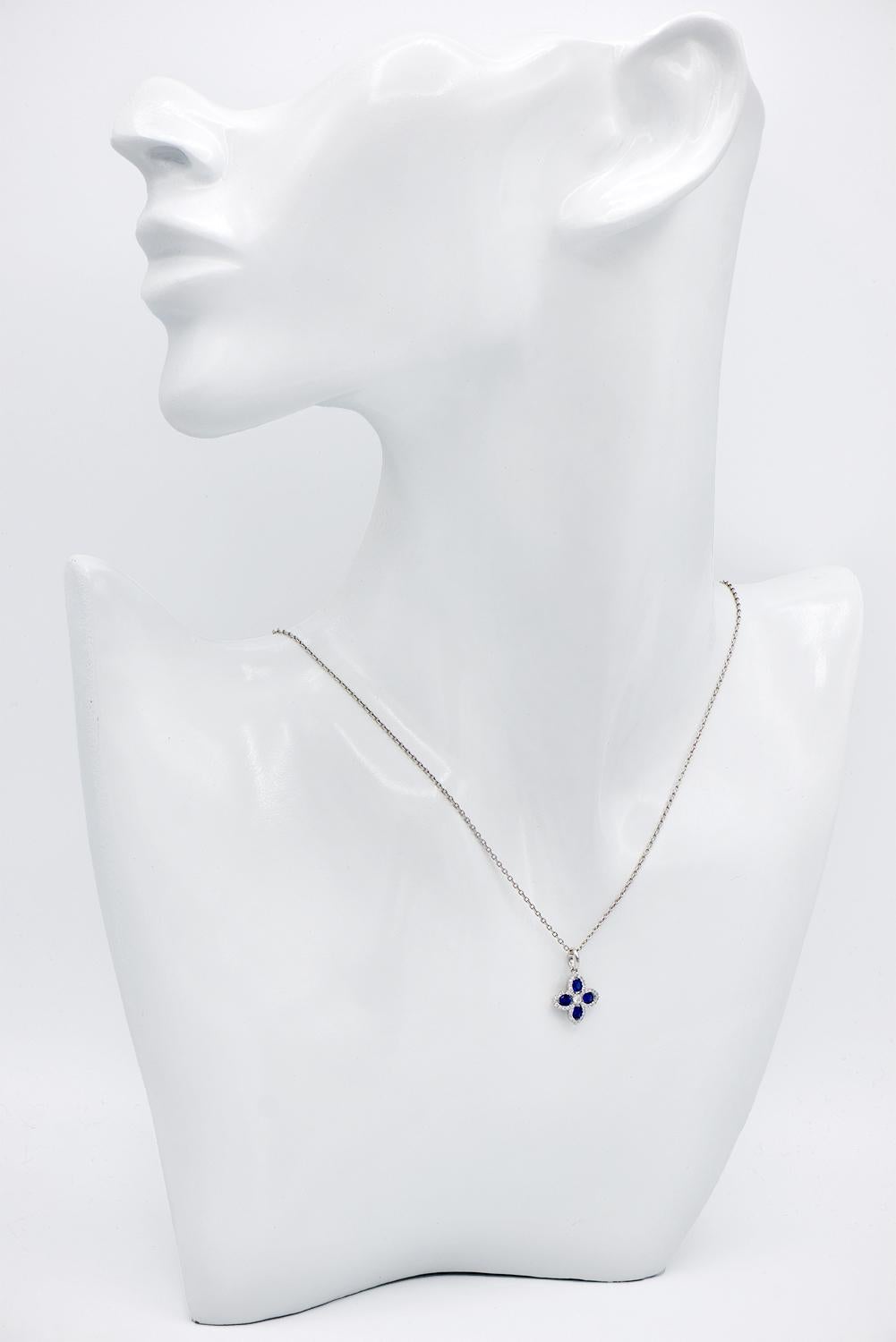 Colgante de cuatro hojas de zafiro y diamantes Corte redondo en venta