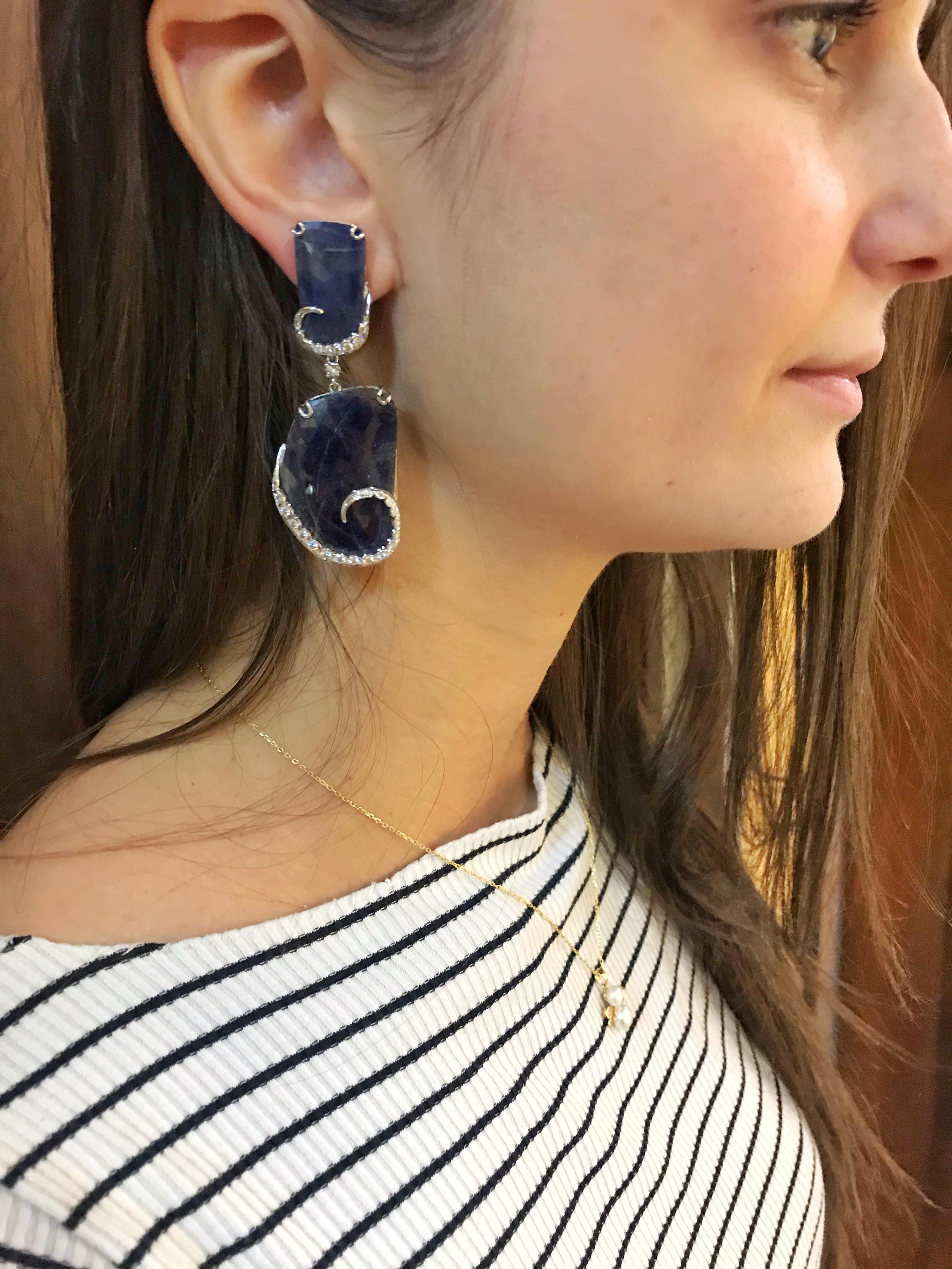 Contemporaneo Orecchini a goccia in oro con zaffiro e diamante Estate Jewelry in vendita