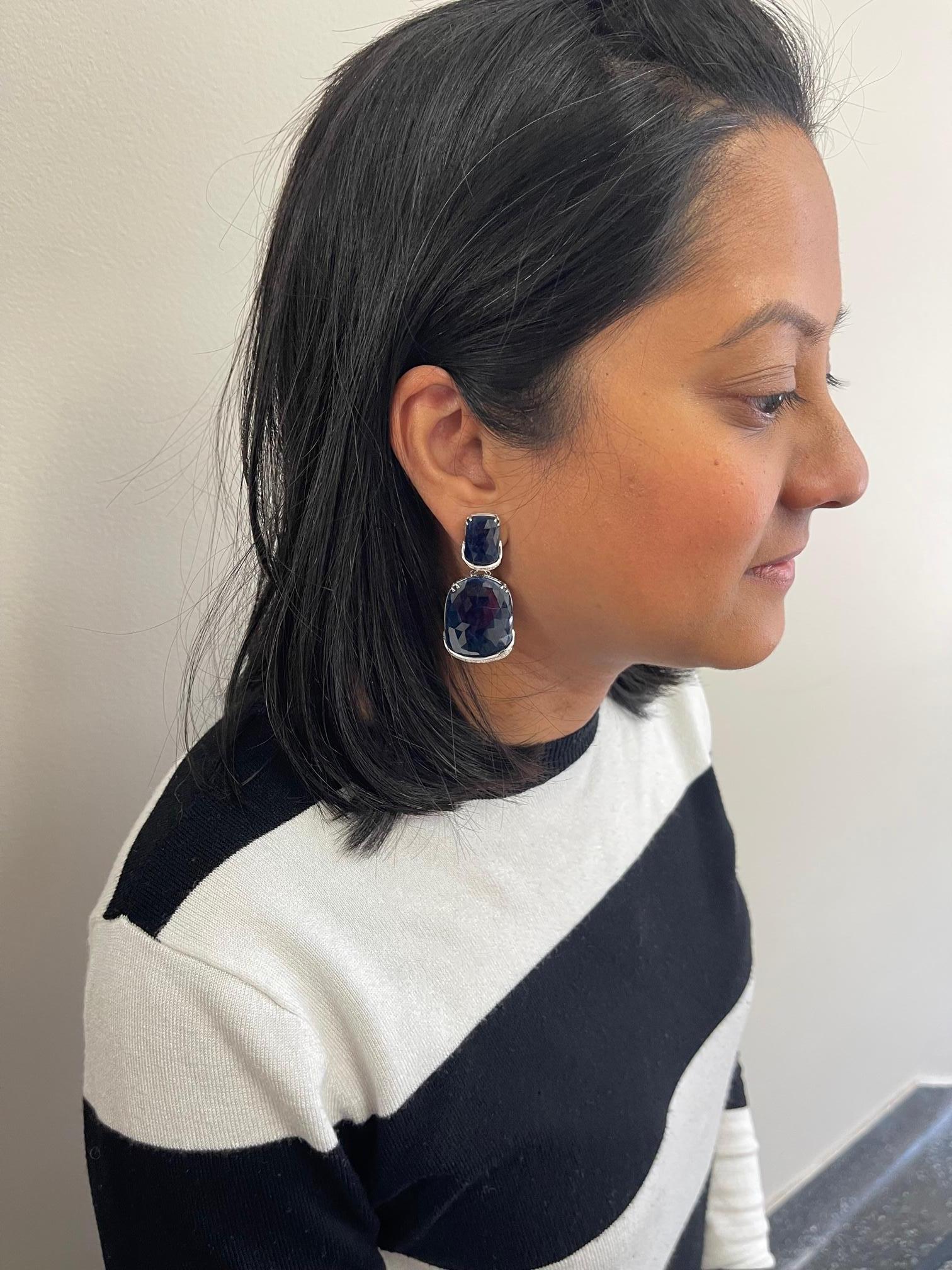 Contemporaneo Orecchini a goccia in oro con zaffiro e diamante Estate Jewelry in vendita