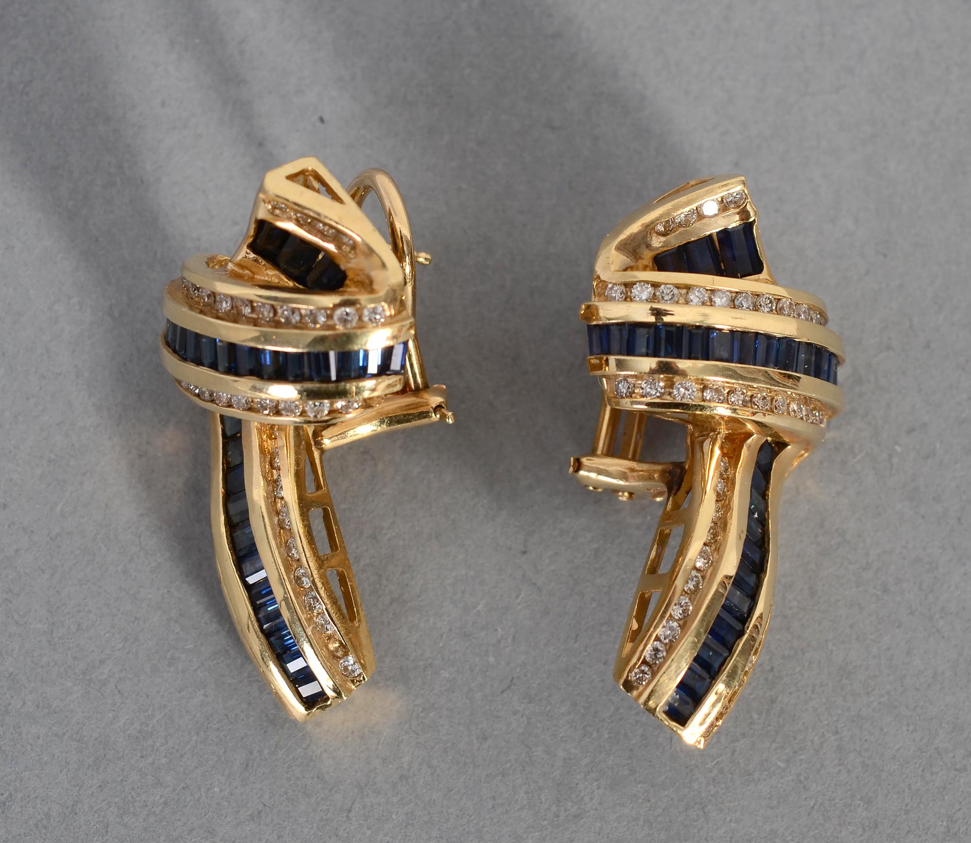 Boucles d'oreilles en saphir et diamant serties en or 14 carats avec l'aspect ondulant d'un ruban. Ils comportent 110 diamants ronds d'un poids total d'environ 1 carat. Les dos sont des clips et des poteaux. Les boucles d'oreilles sont très proches
