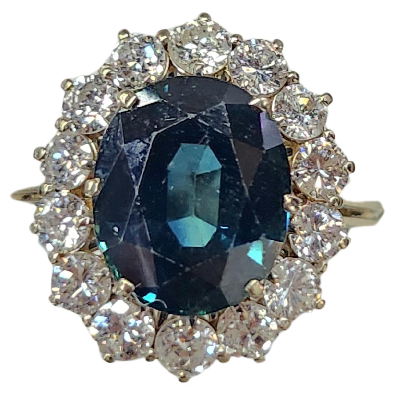 Vintage 18k Gold Ring mit natürlichen ovalen grünlich blauen Saphir kristallisierte Ozean Farbe mit einem geschätzten Gewicht von 5 bis 6 Karat Durchmesser 10mm×9mm flankiert mit alten europäischen Diamanten mit einem geschätzten Gewicht 1,2 Karat H