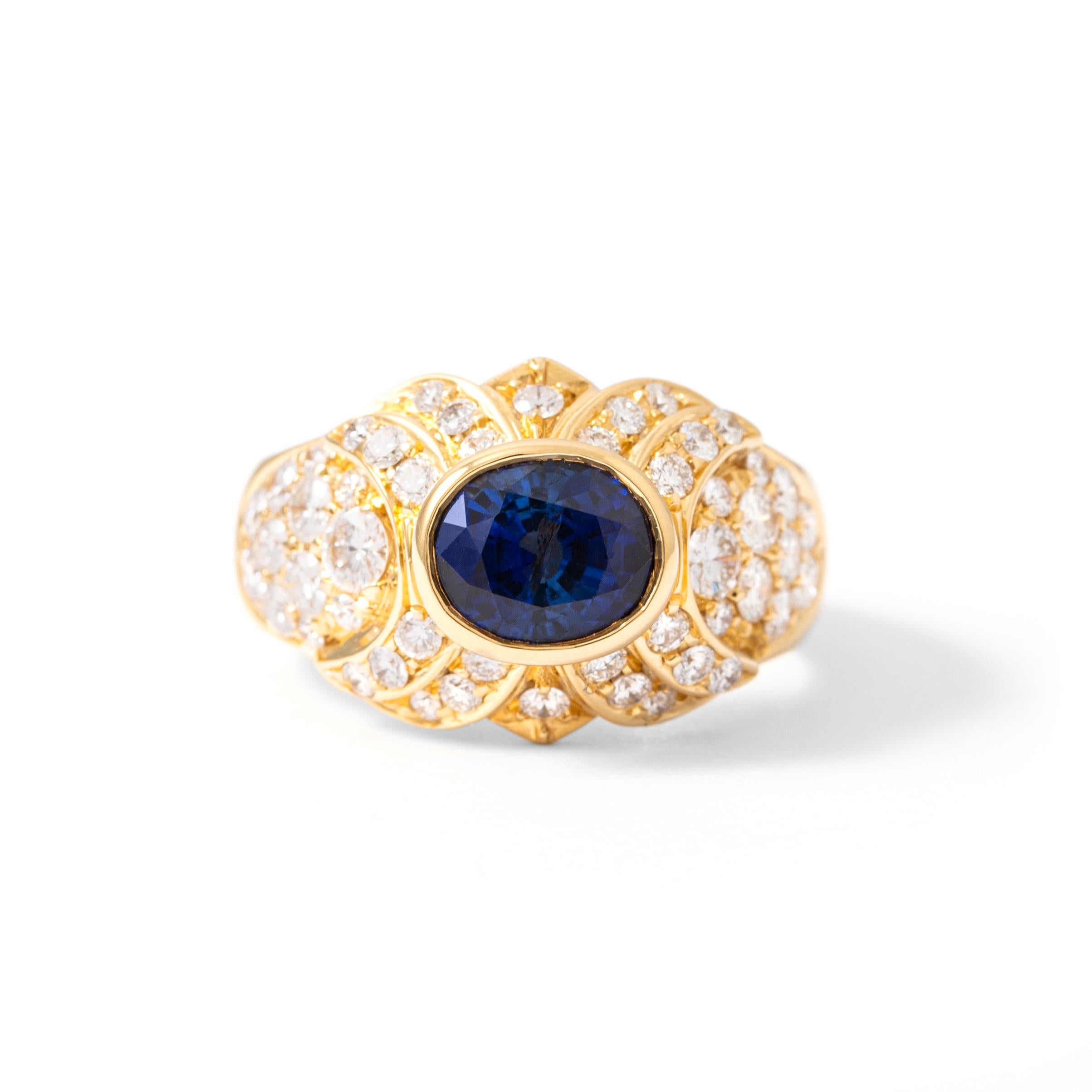 Ring aus 18kt Gelbgold mit einem Saphir mit ovalem Schliff 2,11 ct und 50 Diamanten 1,05 ct Größe 52
