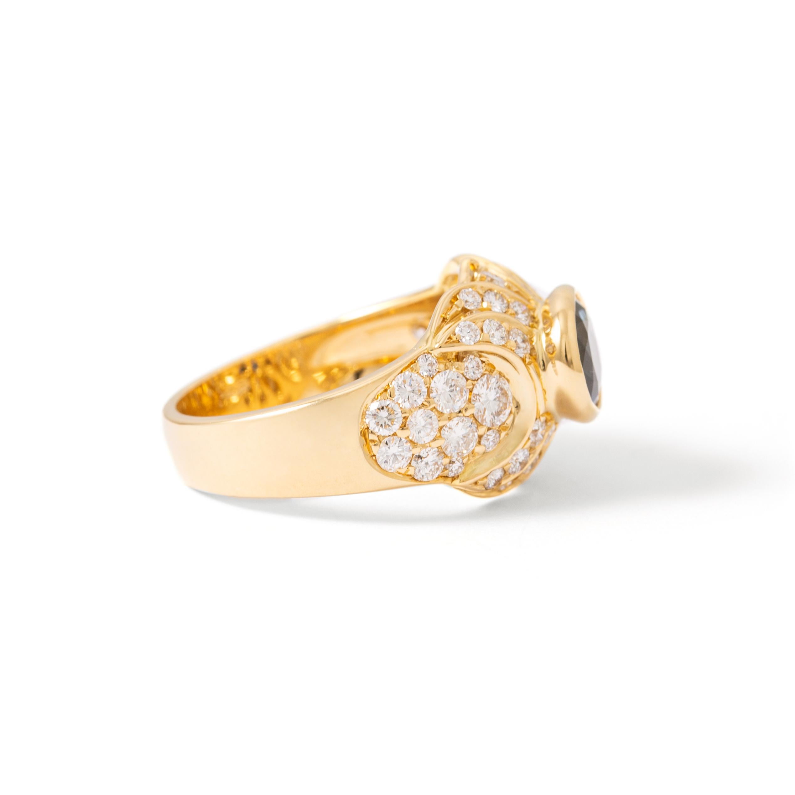 Contemporain Bague en or avec saphirs et diamants en vente