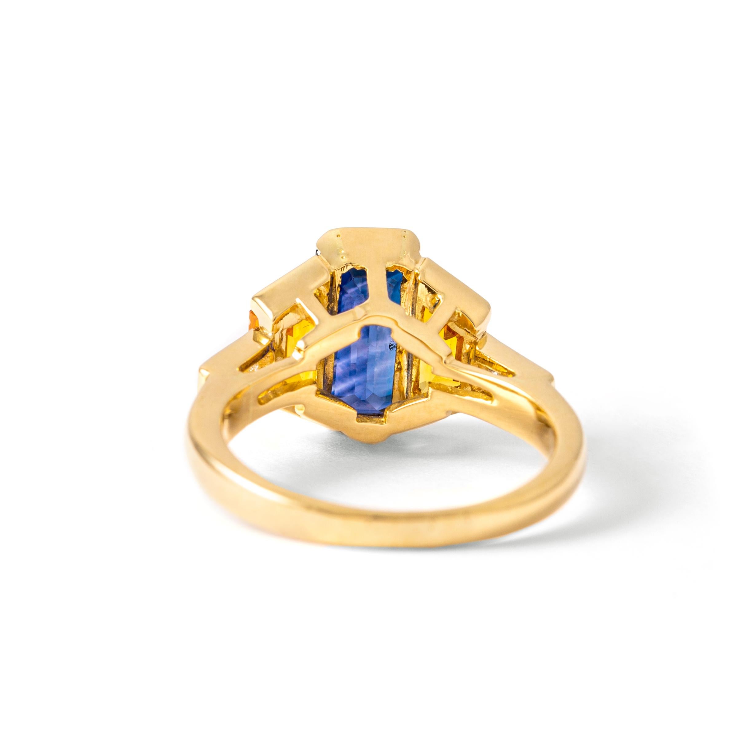 Round Cut Sapphire and Diamond Gold Ring For Sale