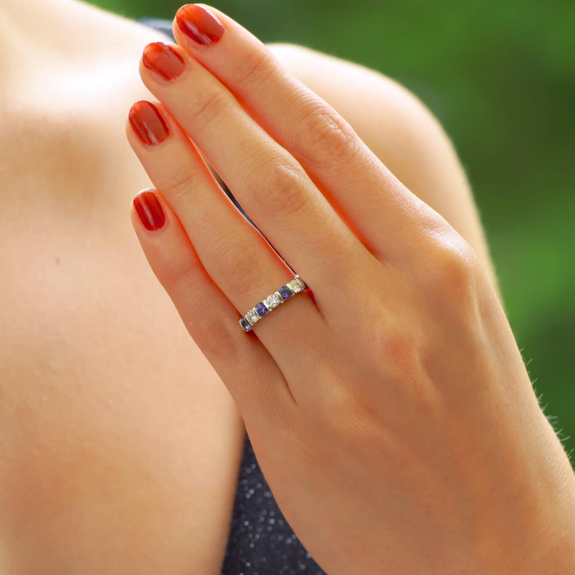 Halb-Eternity-Ring mit Saphiren und Diamanten aus 18 Karat Gold (Moderne) im Angebot