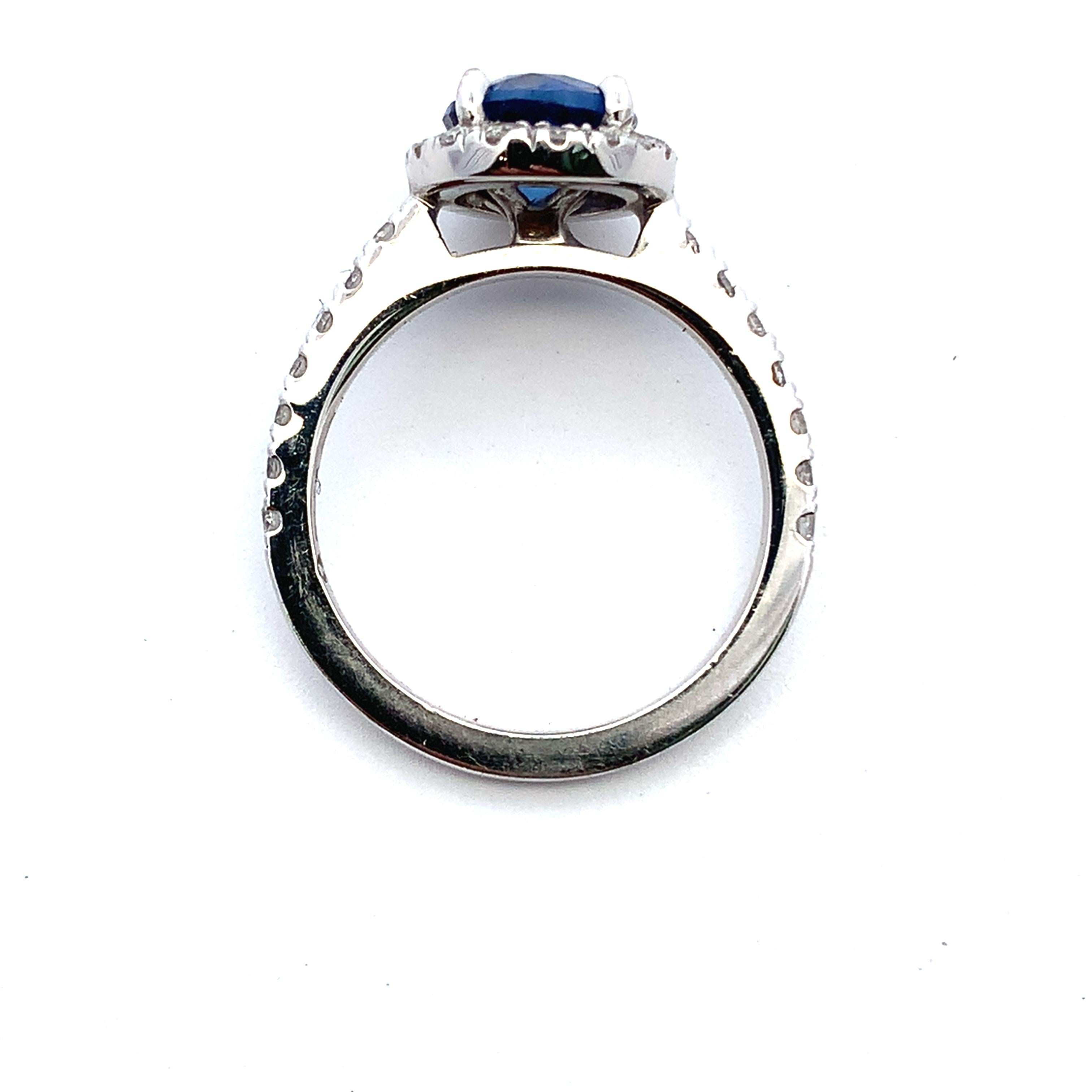 Sapphire and diamond halo engagement ring 18k white gold In New Condition For Sale In London, GB