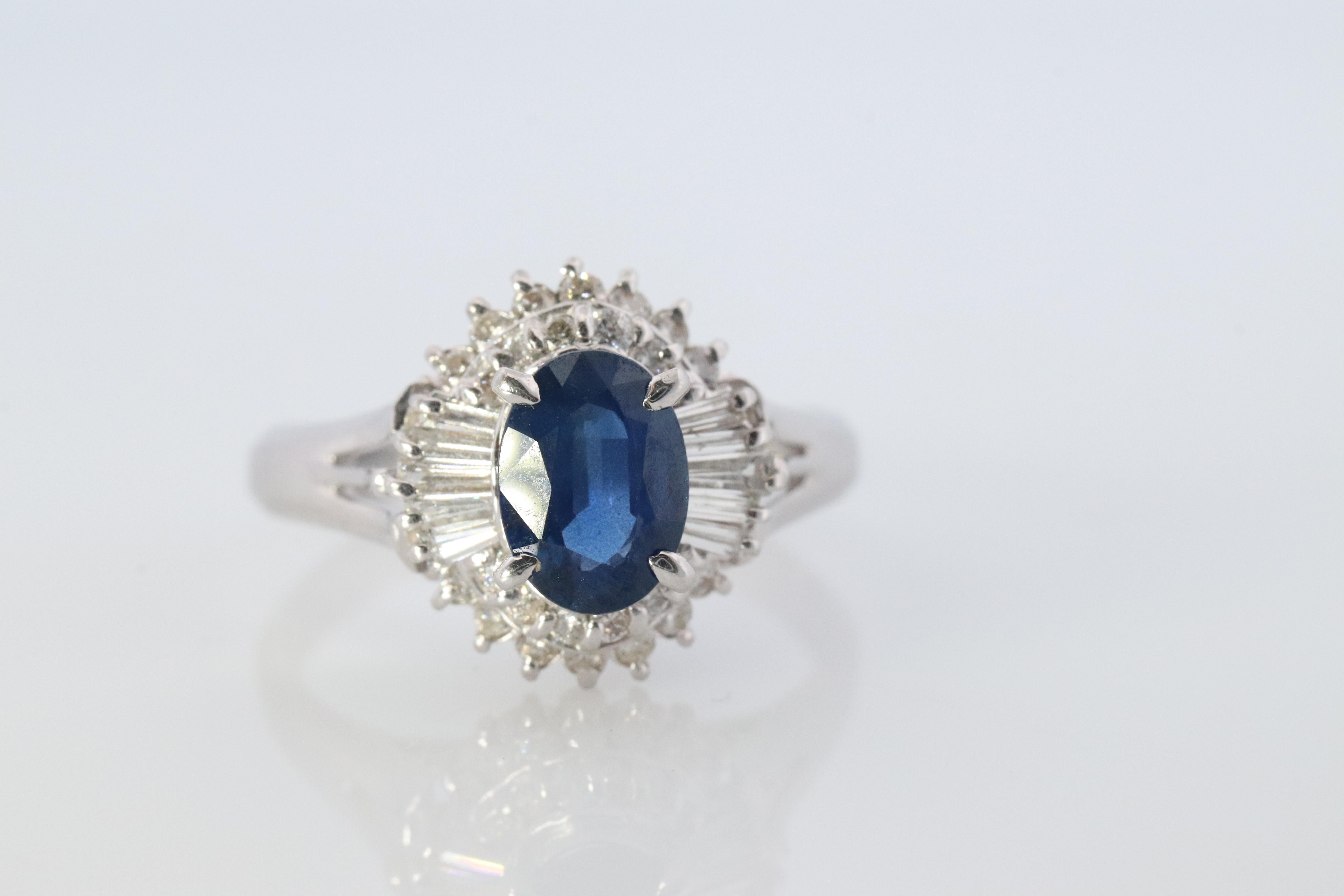 Taille ovale Bague Halo en saphir et diamant. Bague ballerine en platine avec saphir naturel bleu en vente