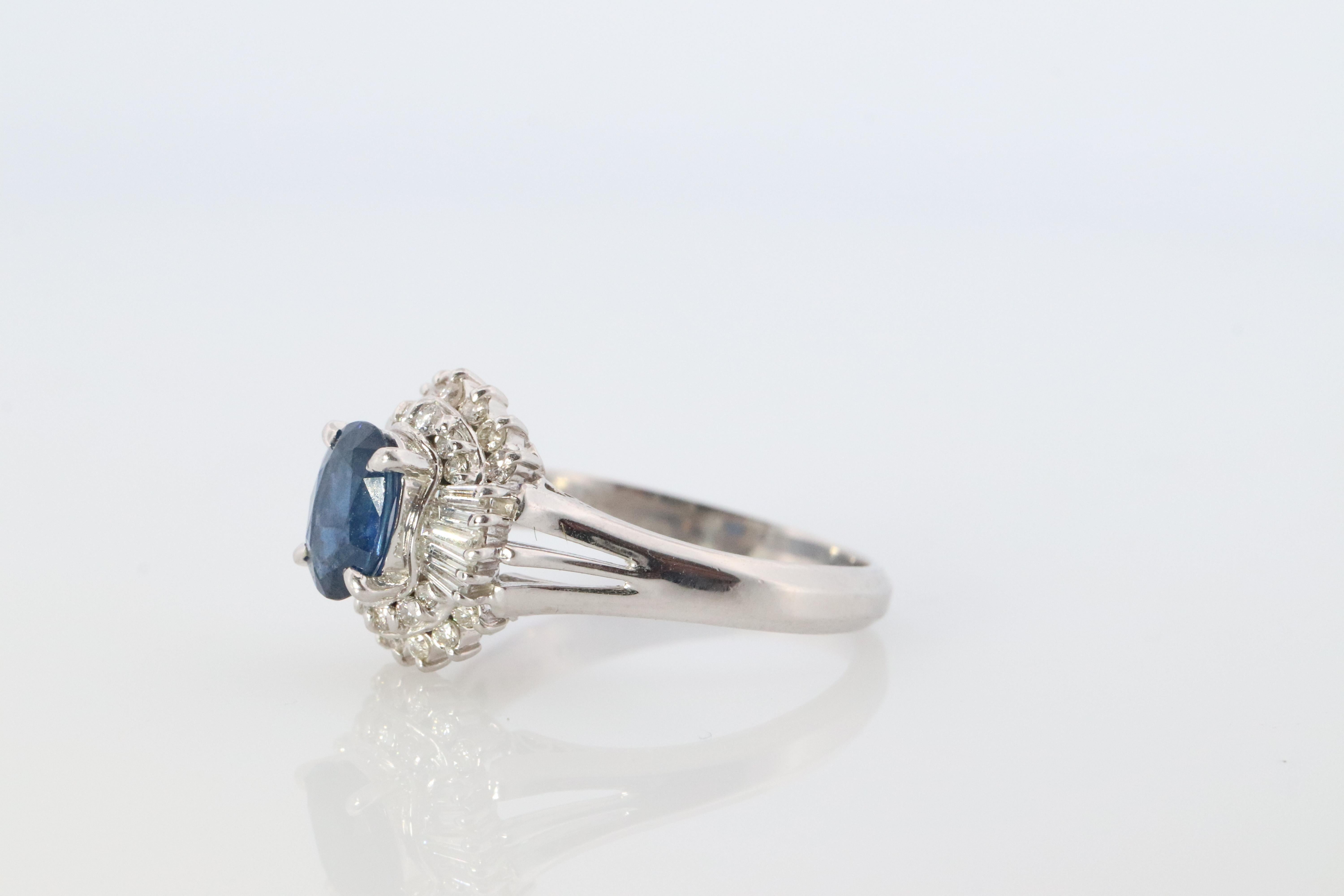 Bague Halo en saphir et diamant. Bague ballerine en platine avec saphir naturel bleu Pour femmes en vente