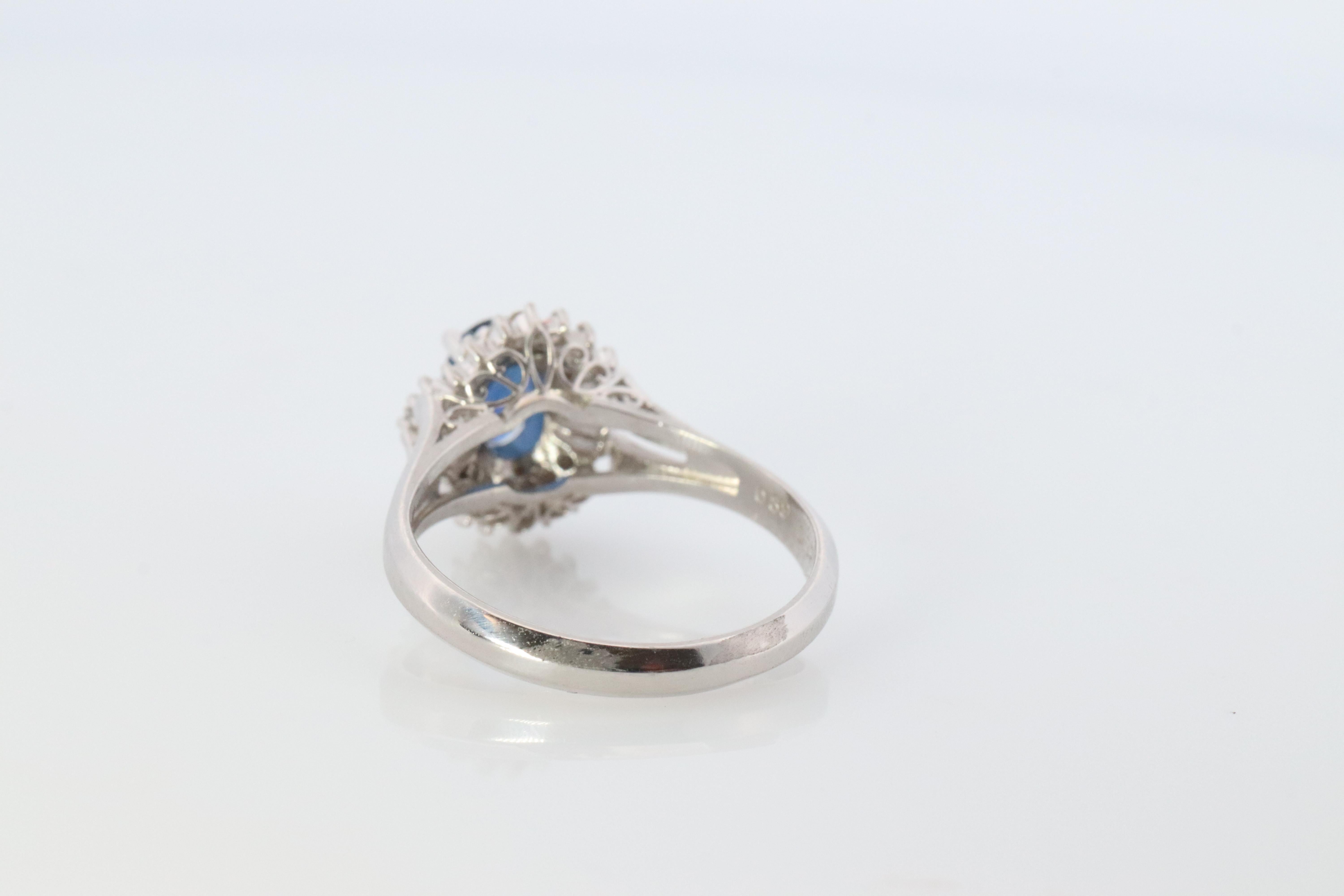 Bague Halo en saphir et diamant. Bague ballerine en platine avec saphir naturel bleu en vente 1