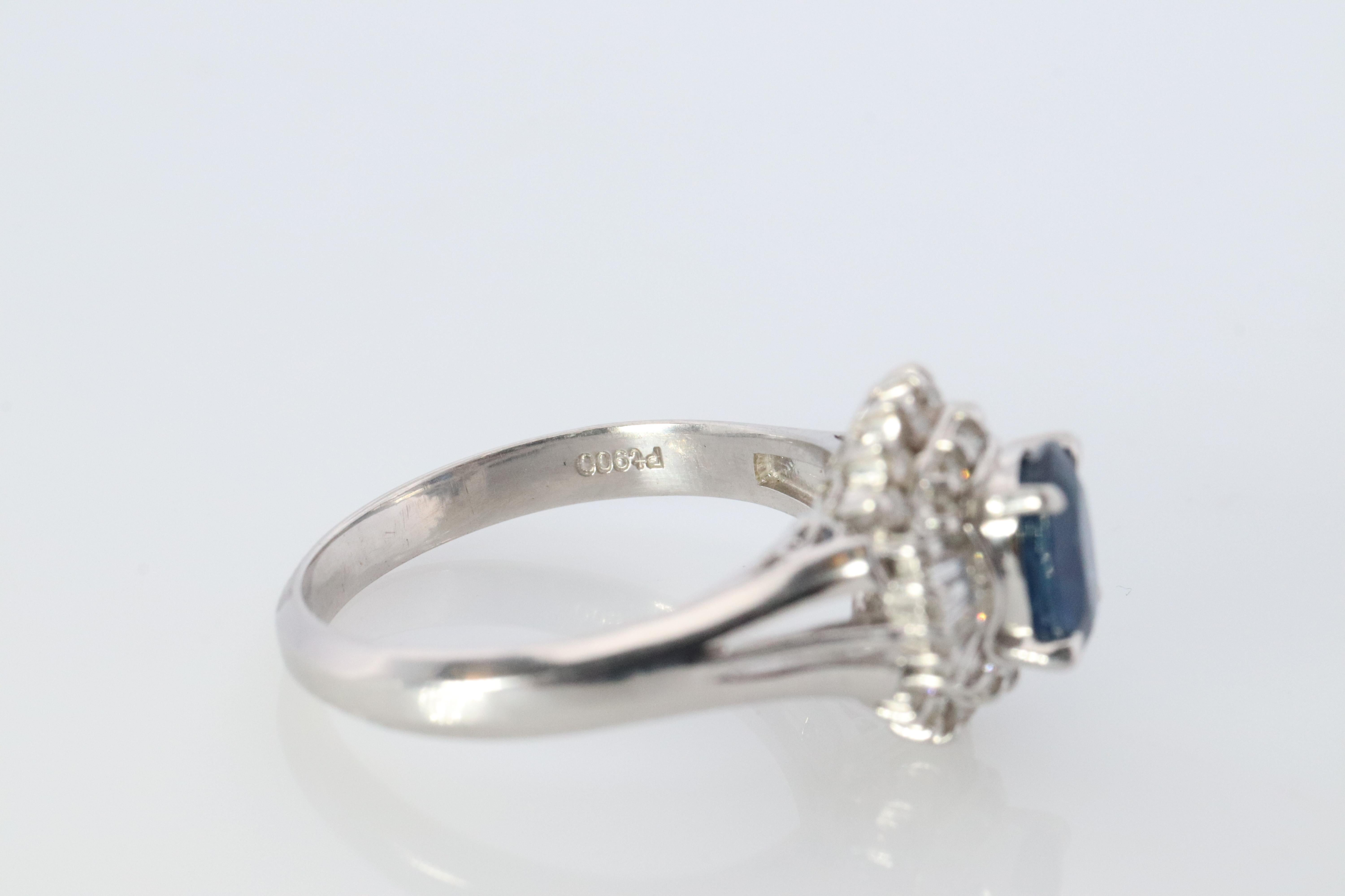 Bague Halo en saphir et diamant. Bague ballerine en platine avec saphir naturel bleu en vente 2